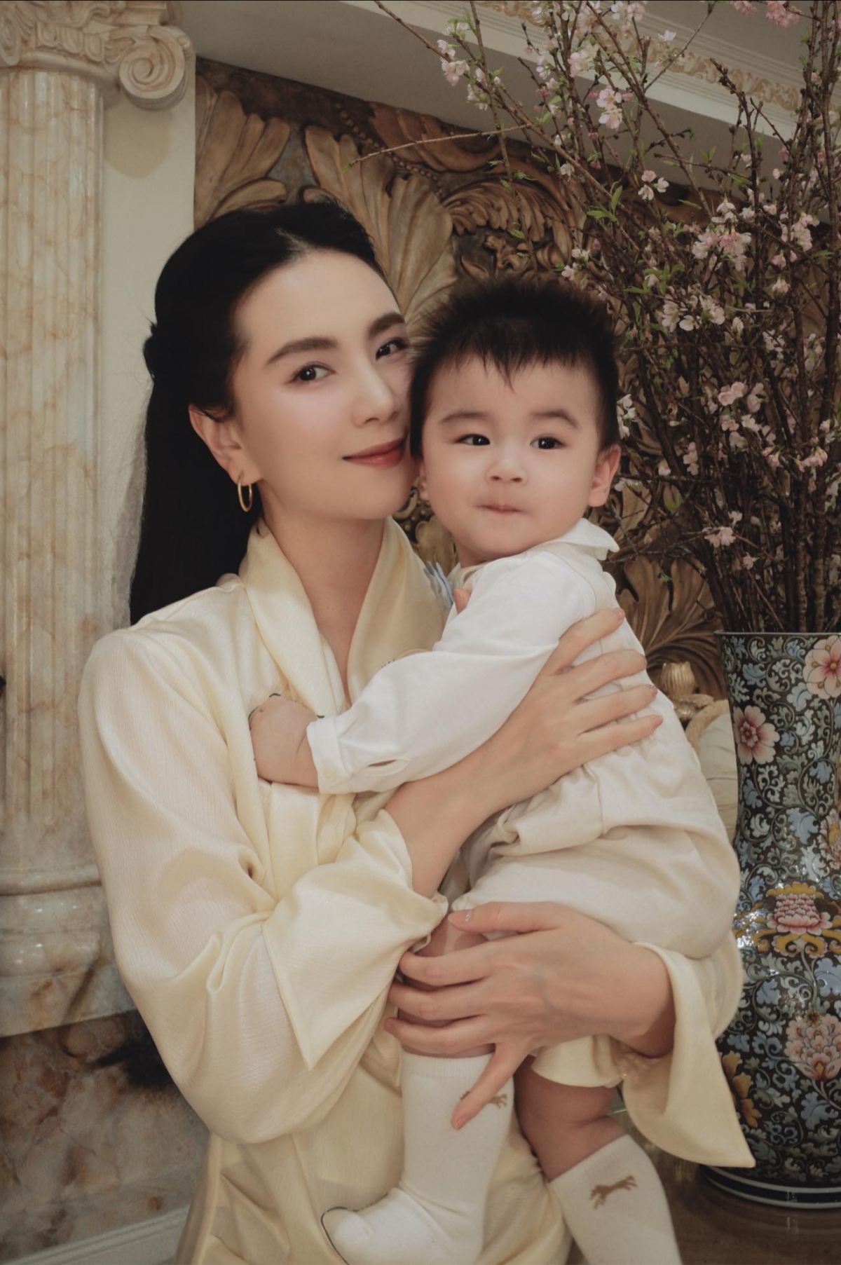 Mai Ngọc đăng dòng thư ngọt ngào gửi con trong ngày 31/12: đây là sinh nhật đầu tiên cô có con bên cạnh. Chỉ cần nhìn đôi mắt con mở to, nụ cười bé xíu bên ánh nến lấp lánh, cô thấy cuộc sống thật đơn giản: được nhìn con lớn lên mỗi ngày. Cô gọi con là món quà đẹp nhất tuổi 35 và tự tin chào tuổi 36.