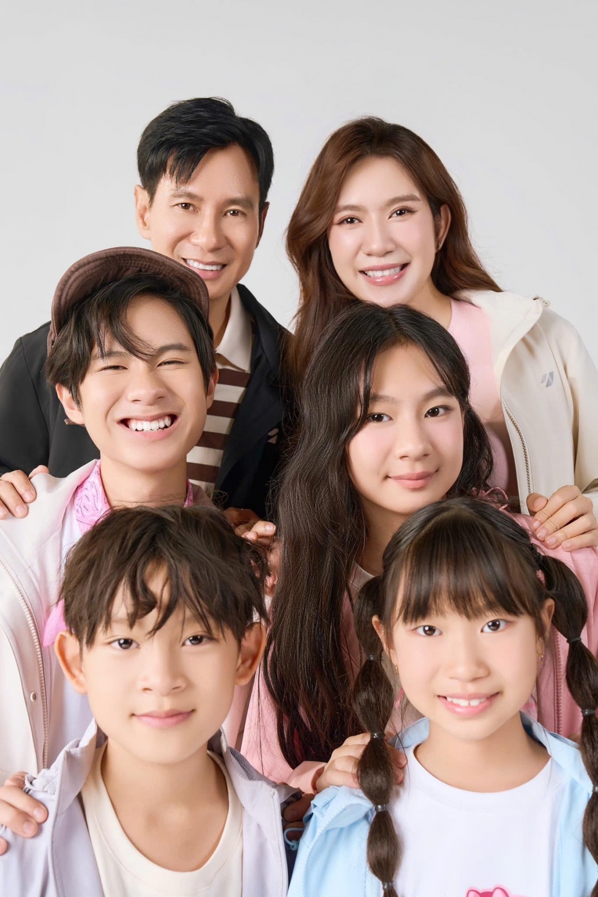 Đêm giao thừa, gia đình Lý Hải – Minh Hà gửi lời chúc năm mới đến khán giả: mong mọi người một năm mạnh khoẻ, an lành và vạn sự như ý. Khoảnh khắc giản dị nhưng ấm áp của đại gia đình đông con tiếp tục tạo cảm giác gần gũi, đúng tinh thần “sum vầy là hạnh phúc” trong những ngày đầu 2026.