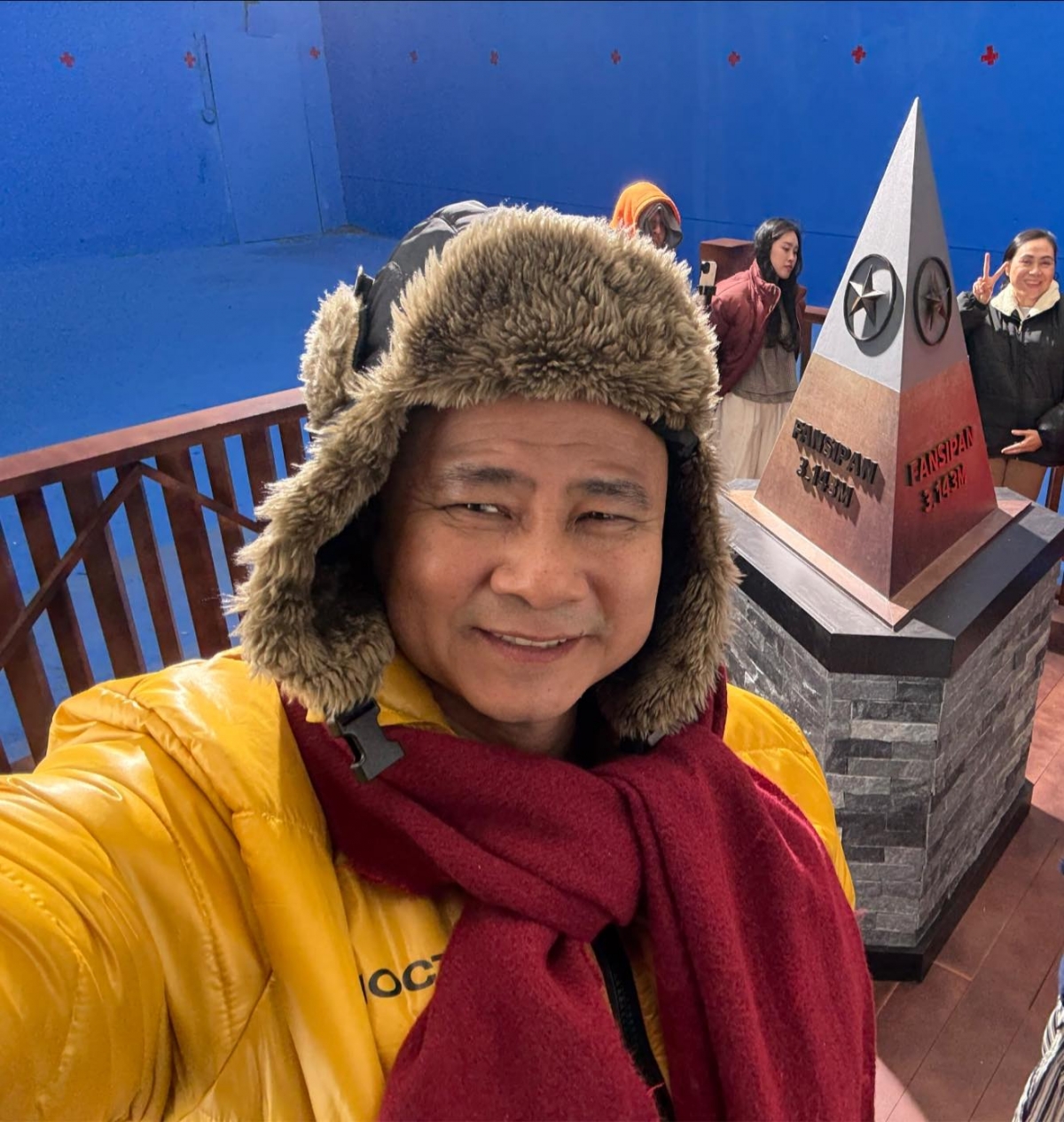 NSND Tự Long mở đầu năm mới bằng thông điệp đầy khí thế: chinh phục đỉnh cao, đoàn kết lan tỏa yêu thương; giữ sức khỏe dồi dào, chuyên môn cao, tinh thần thoải mái, đời sống ổn định. Anh nhấn mạnh tinh thần sẵn sàng nhận nhiệm vụ và tận hiến với nghề, gửi lời chúc mừng năm mới 2026 tới đồng nghiệp và khán giả.