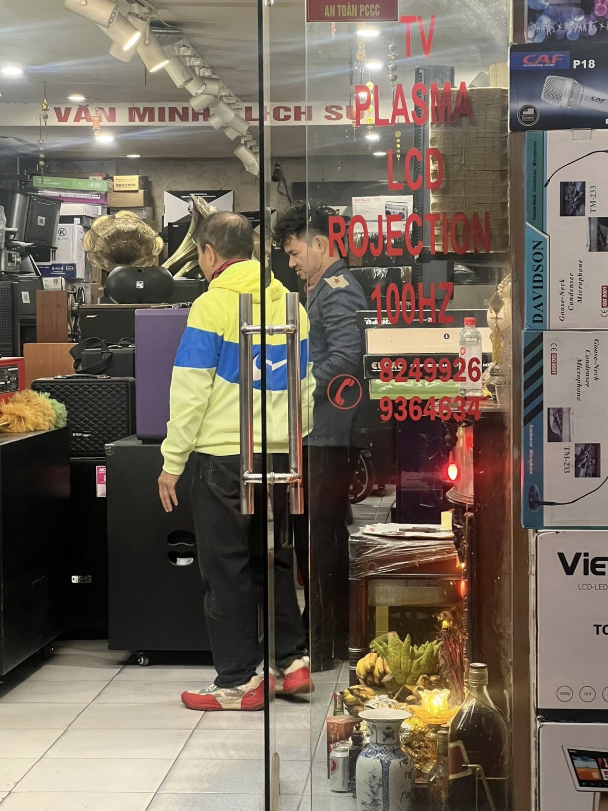 Vợ NSND Xuân Bắc đăng tải dòng trạng thái hài hước: "Con rể lên dọn hàng cho bố vợ". Kèm theo đó là hình ảnh và clip ghi lại khoảnh khắc đời thường của nam nghệ sĩ bên bố vợ. Theo clip thì bố vợ NSND Xuân Bắc kinh doanh loa đài.