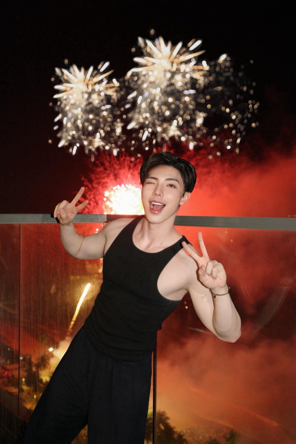 rik bước sang năm 2026 bằng lời chúc giản dị: mong mọi điều may mắn, mới mẻ và hạnh phúc ngập tràn đến với mọi người. Nam ca sĩ kể khoảnh khắc vừa diễn về, đang tẩy trang thì nghe pháo hoa “bùm bùm” liền chạy vội ra chụp một tấm hình, rồi quay vào tiếp tục công việc - đúng chất nghệ sĩ.