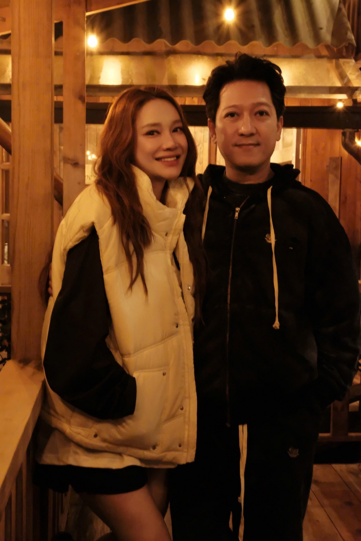 Trường Giang đăng ảnh tình tứ bên bà xã Nhã Phương và cho biết vợ chồng anh đang mong chờ điều kỳ diệu, khi thiên thần thứ ba chào đời giữa tháng 1. Anh viết: “Những ngày này, cả nhà sống trong bầu không khí hạnh phúc lặng lẽ mà ngập tràn. Hạnh phúc đôi khi giản đơn đến lạ, nó nằm trong tiếng cười trong trẻo của con, trong cái nắm tay thật chặt của bạn đời và trong niềm hy vọng về một khởi đầu mới đầy yêu thương”.