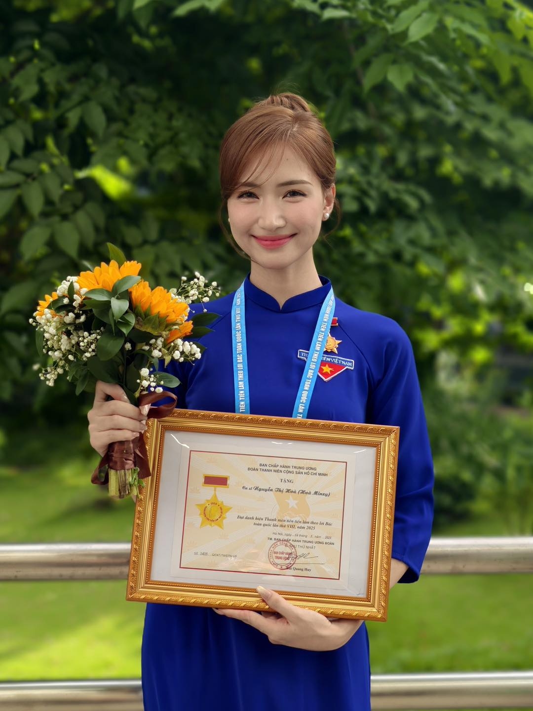 Hòa Minzy gọi 2025 là năm “rực rỡ” của tuổi 30 khi liên tiếp nhận bằng khen, cúp, kỷ niệm chương, tạo dấu ấn với các MV lớn như Bắc Bling và Nỗi Đau Giữa Hoà Bình. Cô xúc động ôm khán giả “vào lòng” và hẹn cùng nhìn lại chặng đường nỗ lực, truyền cảm hứng, mở đầu 2026 với tinh thần bứt phá.