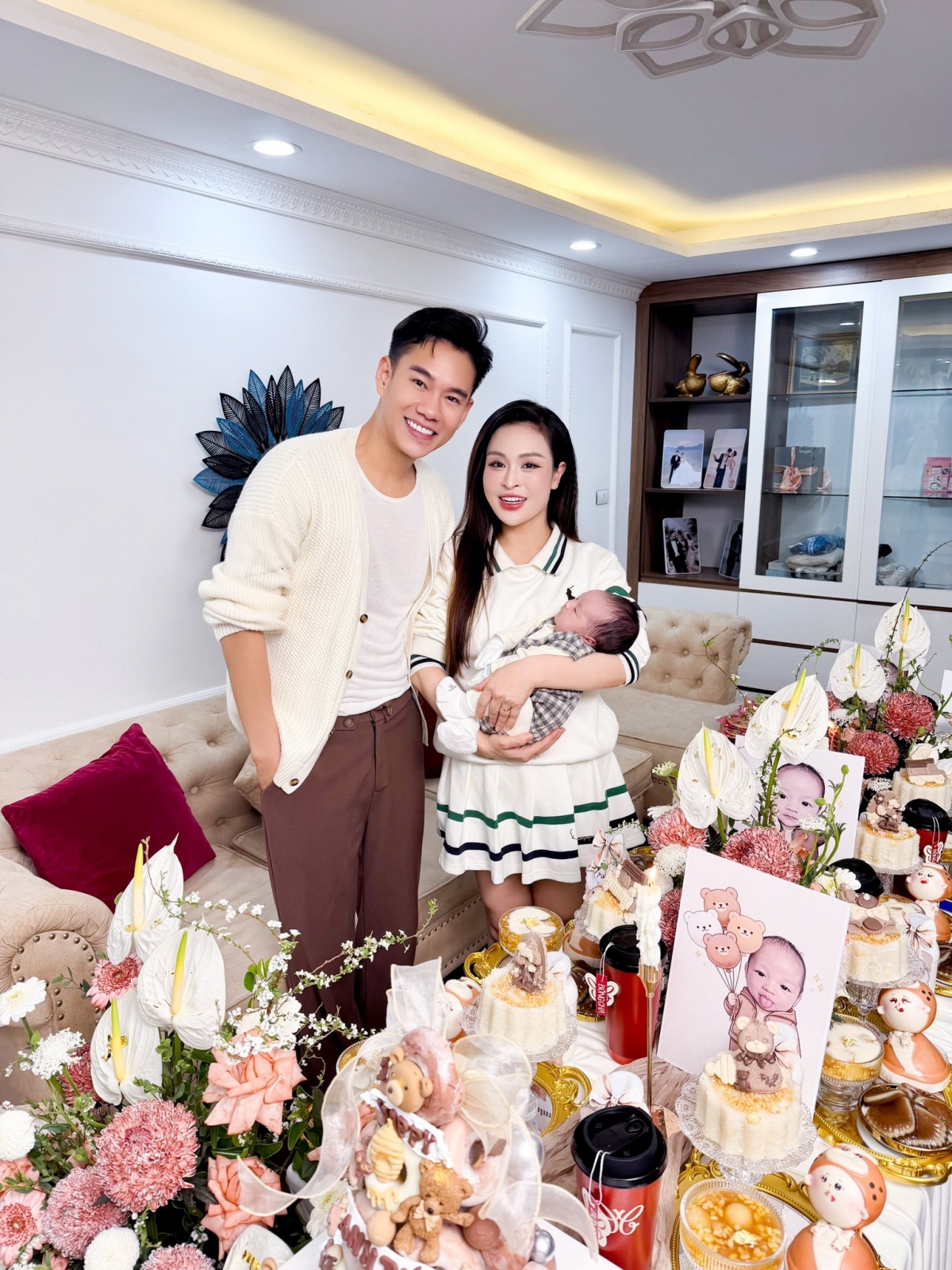 Diễn viên Minh Hoàng tổ chức đầy tháng cho con trai. “Chúc con trai ba, Ngô Hoàng Anh Tú mạnh mẽ cứng cỏi. Cả nhà yêu con rất nhiều”, anh viết.