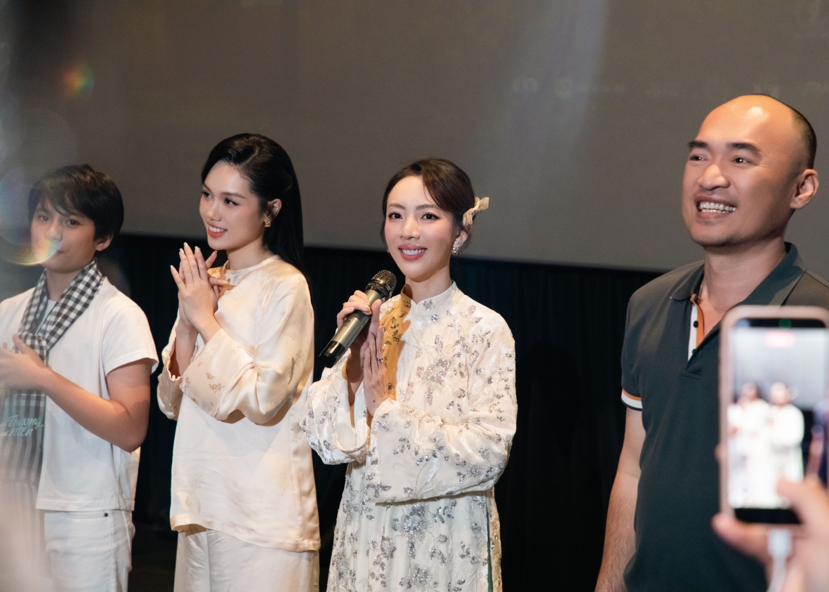 Đoàn làm phim "Ai thương ai mến" giao lưu tại rạp phim cùng khán giả