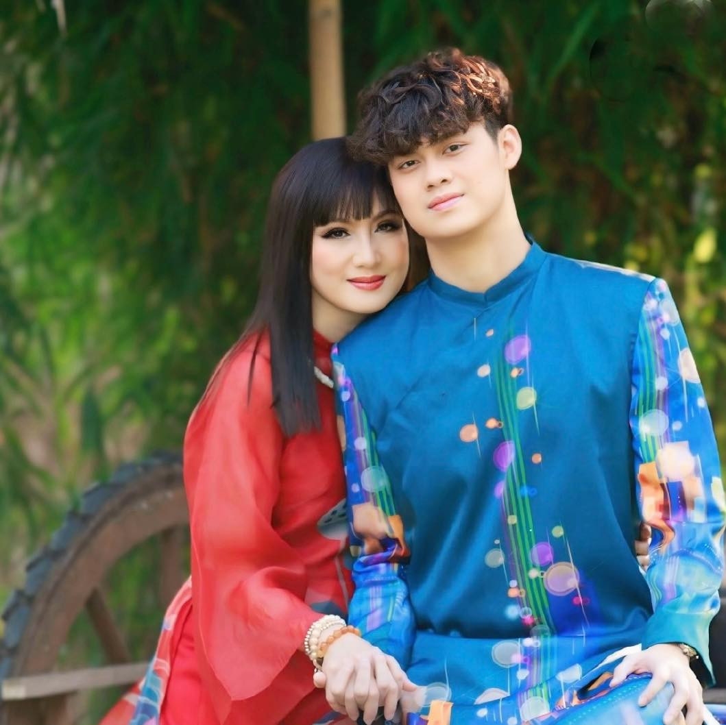 Tony - con trai 22 tuổi của diễn viên Hiền Mai và chồng doanh nhân - điển trai, cao lớn phổng phao với chiều cao 1,83m cùng thành tích học tập xuất sắc tại Mỹ.