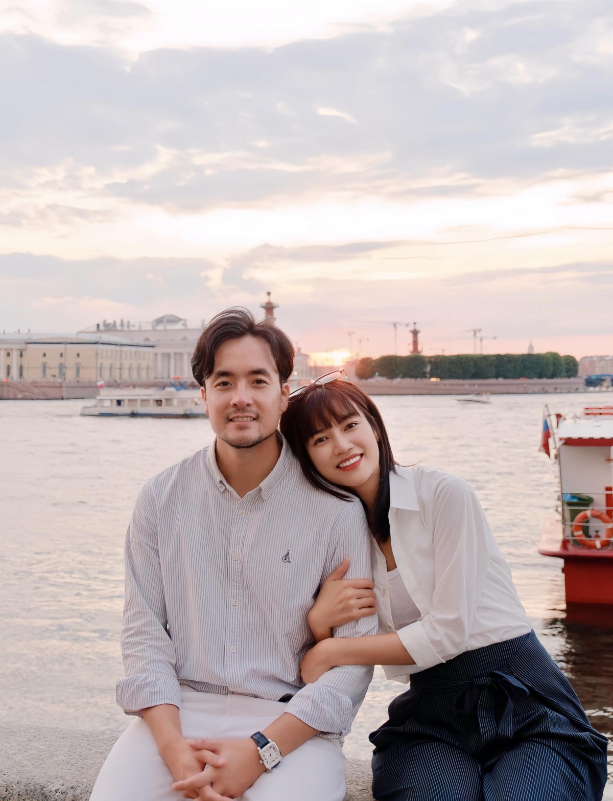 Diễn viên Anh Đào đăng ảnh tình tứ bên ông xã và bày tỏ: “Cùng anh băng qua bao đại dương, cùng anh đi vượt ngàn con đường. Bên bờ sông Neva chiều tà mình có nhau”.
