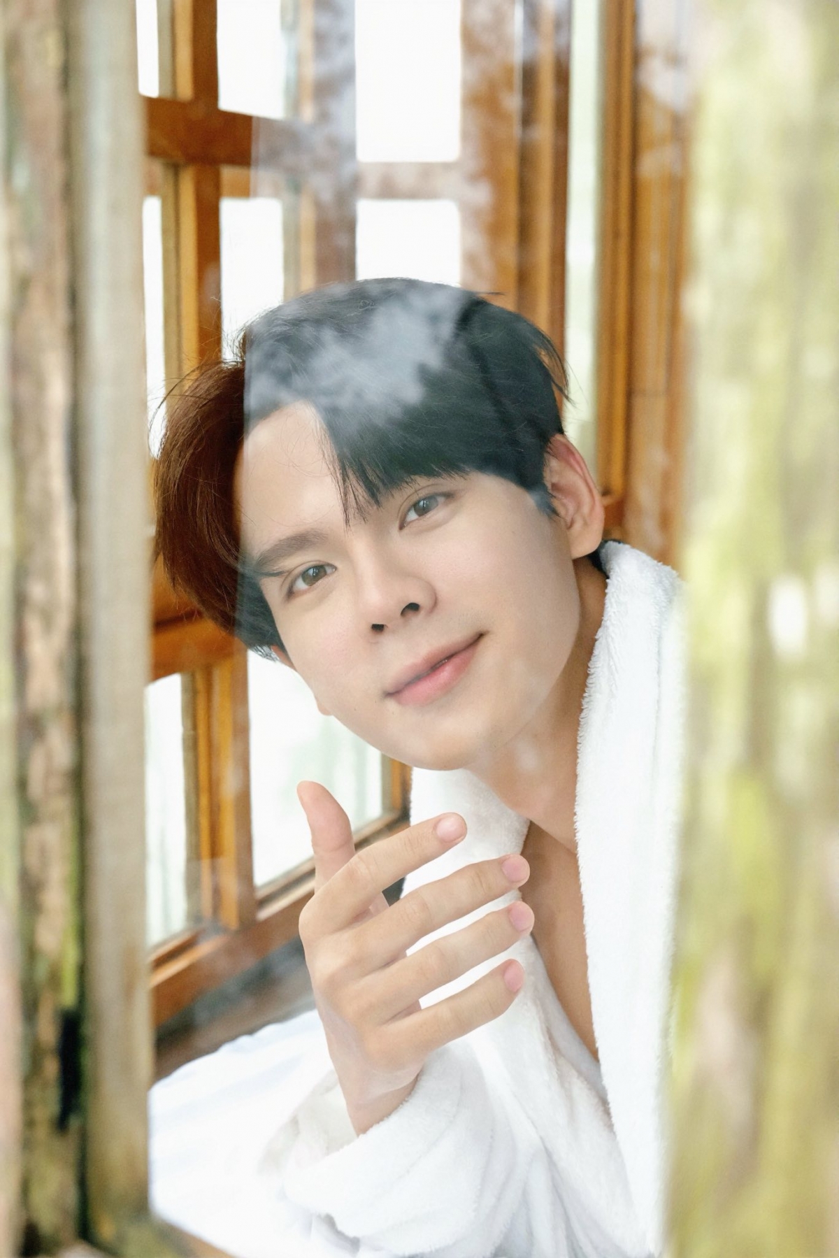 Diễn viên Thái Vũ đăng bộ ảnh mới mừng sinh nhật tuổi 26. Nhiều bạn bè, đồng nghiệp và khán giả gửi lời chúc tốt đẹp tới nam diễn viên.