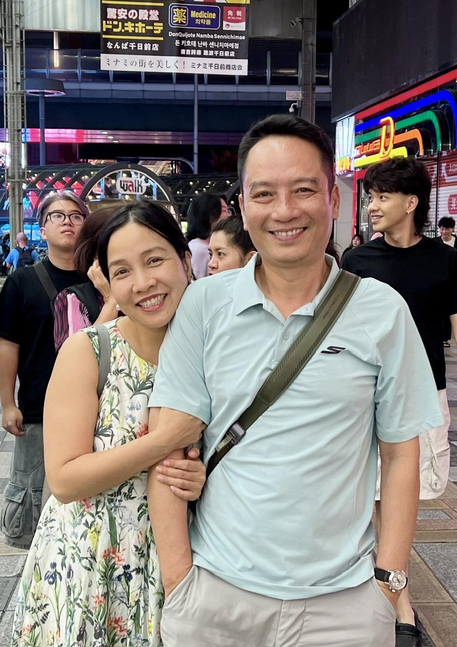 Diva Mỹ Linh mừng kỷ niệm ngày cưới bên ông xã Anh Quân. Cô viết: “Vậy là còn hai năm nữa là chẵn ba chục năm bên nhau vui buồn đầy vơi. Có ba đứa con nay sắp thành năm đứa, cùng nhiều đời chó mèo nữa”.