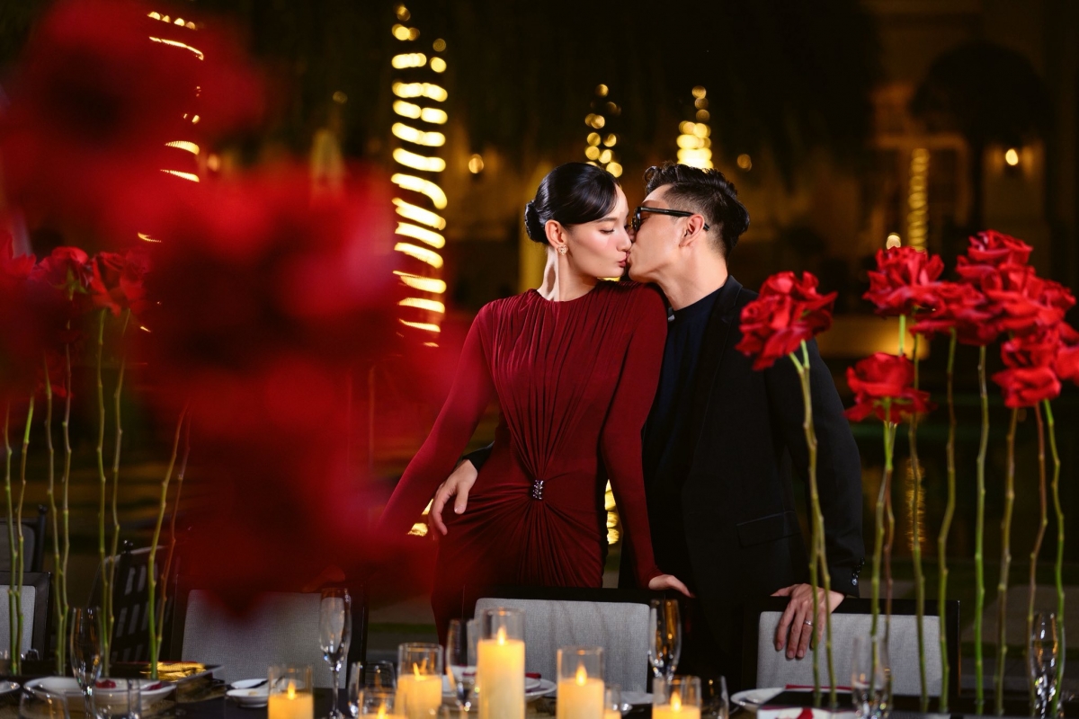 Vợ chồng Lê Thúy - Đỗ An kỷ niệm 11 năm ngày cưới. Không gian buổi tiệc được trang hoàng tinh tế, tỉ mỉ với hai tông màu đỏ và đen. Trong dịp đặc biệt, người mẫu gửi lời cảm ơn chồng vì đã luôn ở bên, ngay cả trong những thời điểm khó khăn nhất.