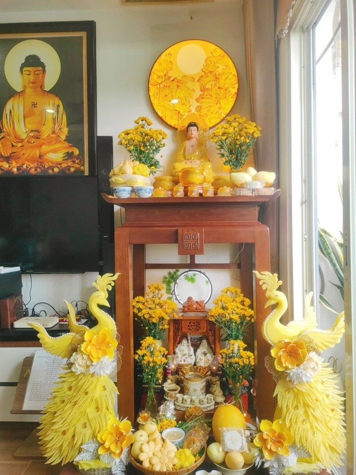 Giữa nhịp sống hối hả của Hà Nội, hình ảnh những mâm lễ chay nhỏ nhắn, thanh nhẹ do chị Hàn Hương Thủy (41 tuổi, phường Phúc Lợi) tự tay chuẩn bị vào mỗi ngày rằm, mùng 1 đang gây sốt trên mạng xã hội.