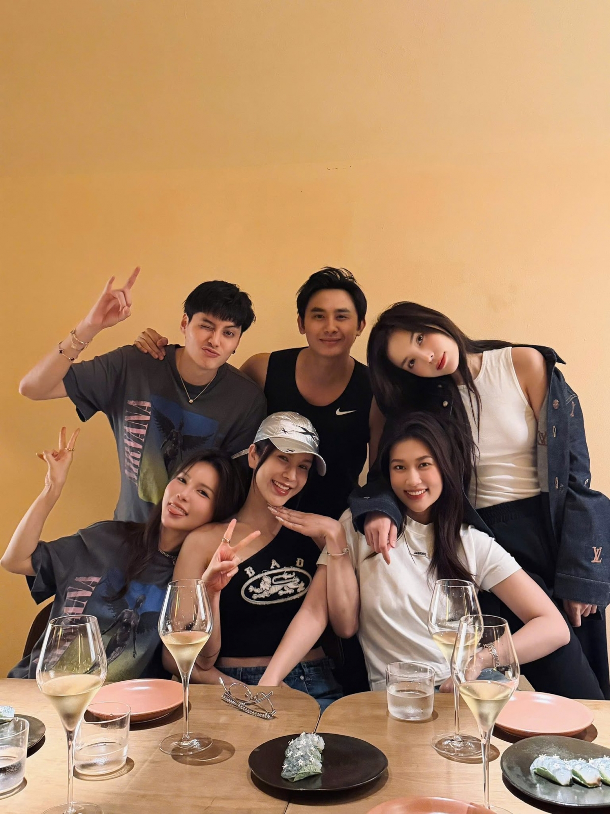 Nhóm bạn gồm Kỳ Duyên, Thiên Ân, Diệp Lâm Anh, Phạm Kiên, vợ chồng Lucie Nguyễn – Tuấn Dương cùng hẹn hò đi ăn. Kỳ Duyên viết: “Không hẹn mà sao mặc đồ cùng màu hợp lý thế, trắng đen xám”.