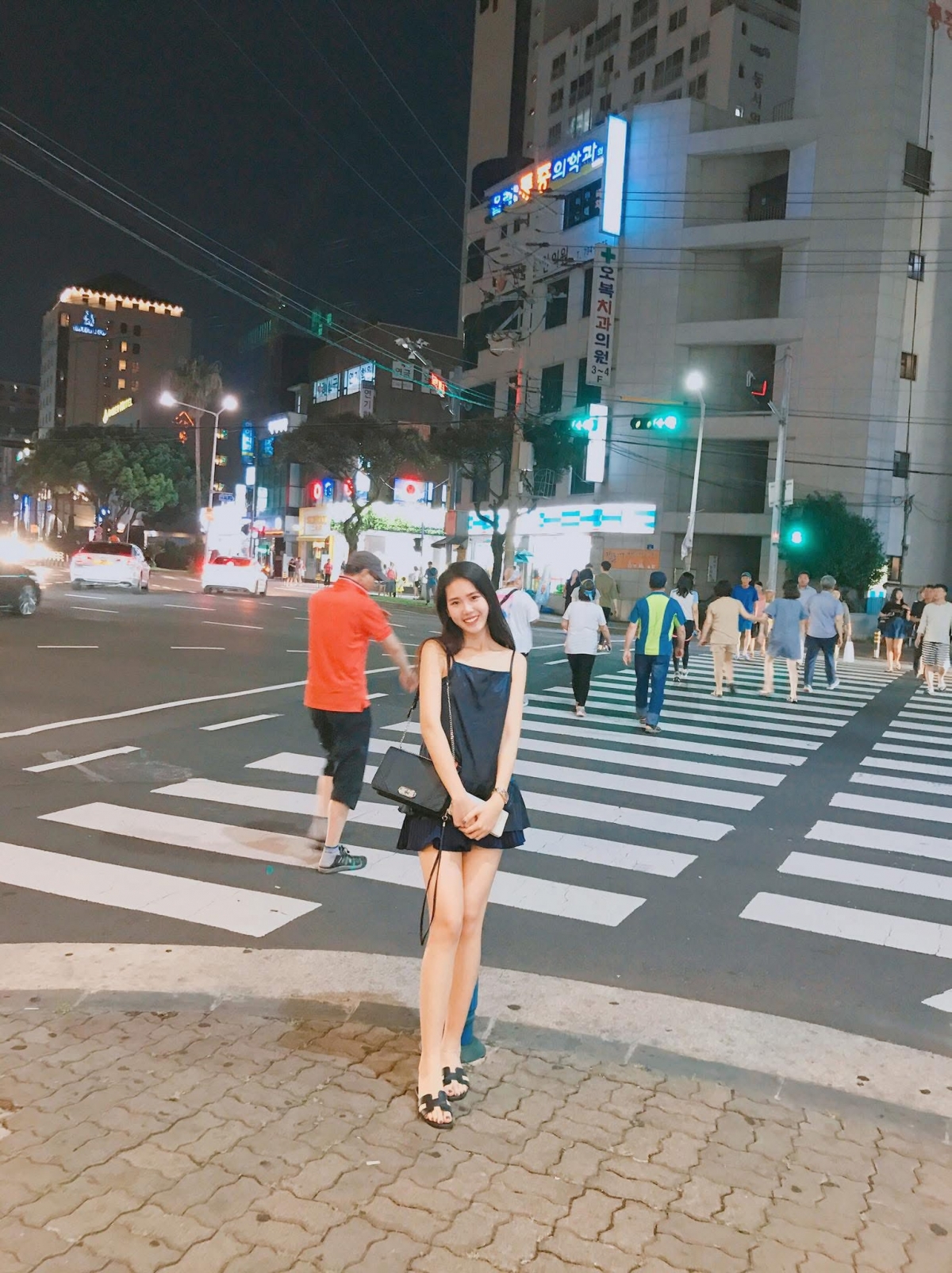 Hoa hậu Bùi Quỳnh Hoa đăng ảnh cách đây 10 năm với chia sẻ: “2016 – 2026, 10 năm một hành trình với nhiều đổi thay”. Dù phong cách khi ấy vẫn còn giản dị, mộc mạc, nhưng có thể thấy người đẹp đã sớm sở hữu thần thái nổi bật và nét cuốn hút riêng. Sau 10 năm, Bùi Quỳnh Hoa được nhận xét ngày càng thăng hạng nhan sắc.