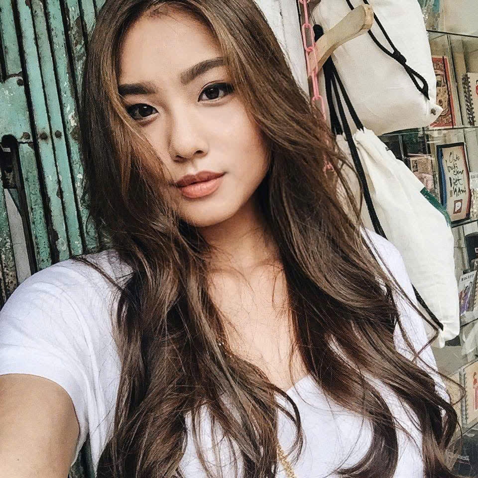 Á hậu Thảo Nhi Lê chia sẻ hình ảnh của bản thân cách đây 10 năm cùng dòng tâm sự: “Nhi đã thay đổi rất nhiều, mà cũng có những thứ gần như không đổi. Vẫn là Nhi thôi, chỉ là lớn hơn, hiểu chuyện hơn và vững vàng hơn một chút. 2016 là những ngày Nhi vừa khám phá thế giới, vừa loay hoay tìm chính mình”.