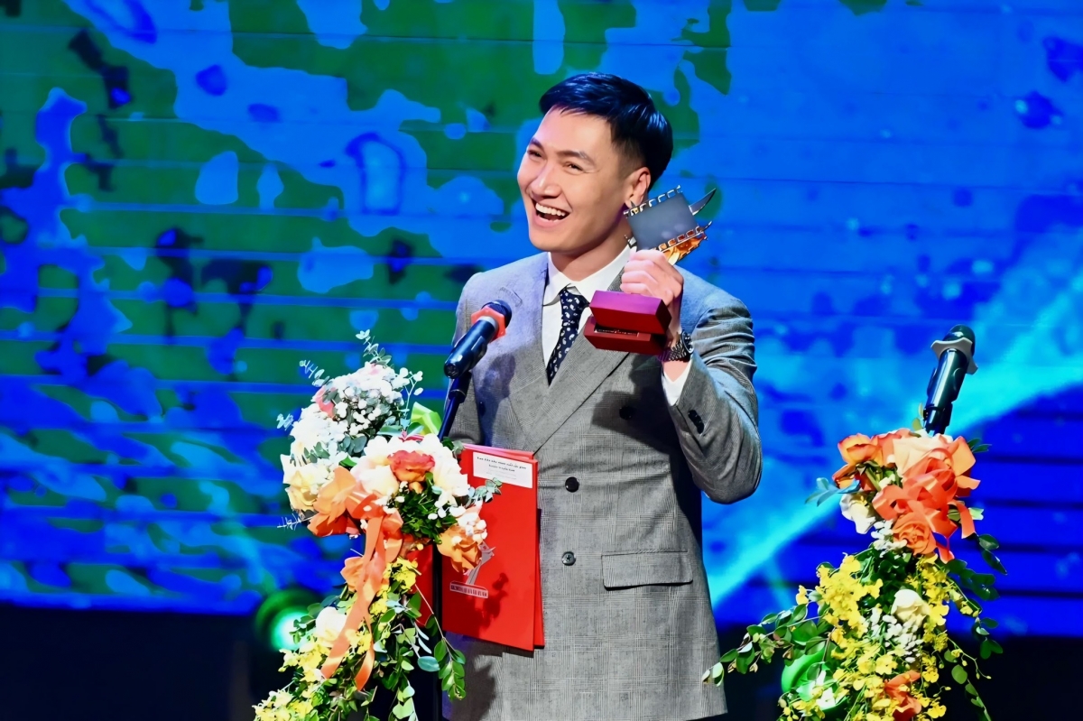 Diễn viên Mạnh Trường đăng ảnh nhận giải thưởng Nam diễn viên chính xuất sắc phim truyện truyền hình tại Cánh diều vàng 2025 cùng dòng nhắn nhủ tới bà xã: “Cảm ơn bạn đã luôn là hậu phương vững chắc, chiếc cúp danh giá này mình dành tặng bạn. Còn tiền thưởng mình xin phép giữ làm của riêng”.