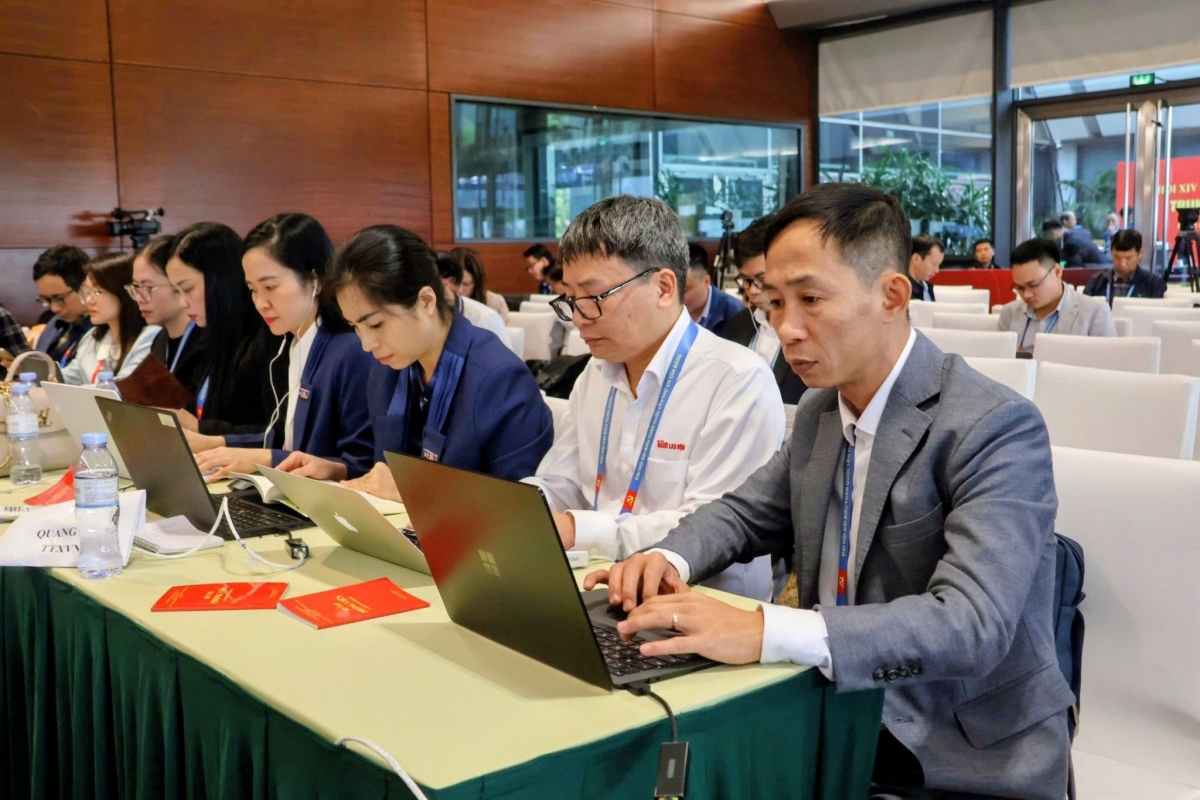 Các nhà báo tác nghiệp tại Trung tâm Báo chí Đại hội Đảng XIV. (Ảnh: Thế Dũng)