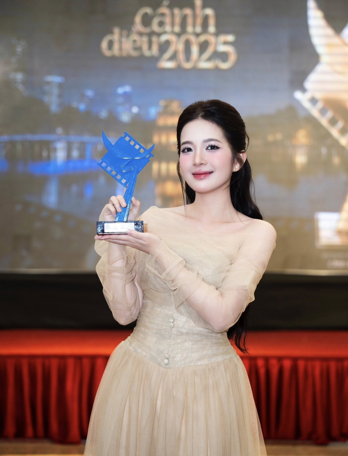 Diễn viên Ngọc Huyền vừa giành giải Diễn viên triển vọng tại Cánh diều 2025 với vai diễn Hà An trong phim truyền hình "Cha tôi người ở lại". Trên trang cá nhân, Ngọc Huyền bày tỏ cảm xúc khi nhận được giải thưởng: "Với một diễn viên trẻ như Huyền, giải thưởng này không chỉ là sự ghi nhận, mà còn là nguồn động viên khích lệ rất lớn để Huyền nỗ lực nhiều hơn nữa. Huyền hiểu rằng hành trình phía trước sẽ còn dài và rất nhiều thử thách, nhưng Huyền hứa sẽ luôn chăm chỉ trau dồi, cố gắng hơn mỗi ngày để không phụ lòng tin yêu của tất cả mọi người".