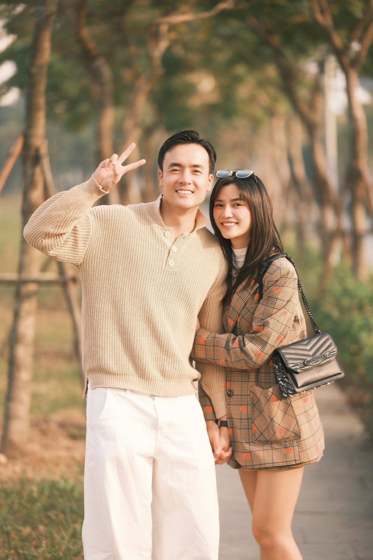 Diễn viên Anh Đào bày tỏ với ông xã Anh Tuấn: “Có anh bên đời bỗng vui. Ban ngày chúng em vui cười thế thôi, chứ về đêm là ngủ say như chết không biết gì luôn”.