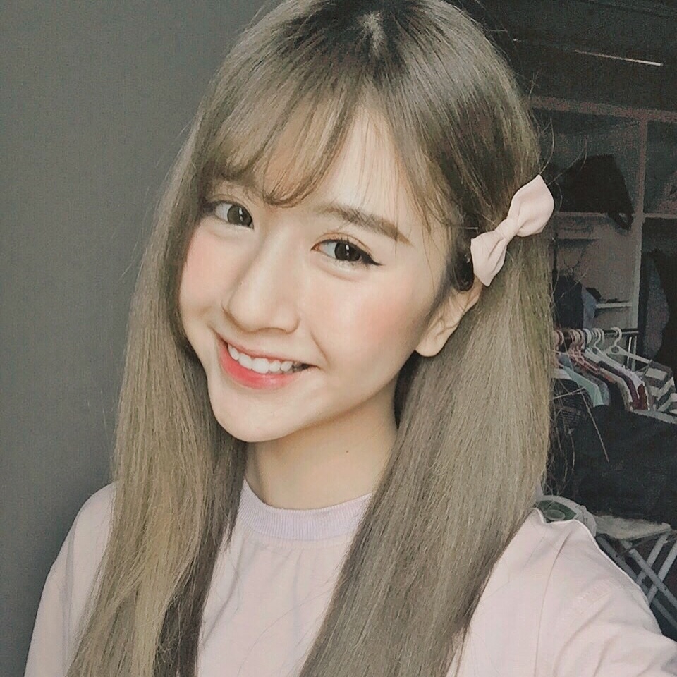 10 năm trước, Quỳnh Anh Shyn ghi dấu ấn với phong cách dễ thương, đúng chuẩn hot girl đời đầu của giới trẻ Hà thành. Khi ấy, cô thường gắn liền với mái tóc dài, nhuộm màu sáng, đeo kính giãn tròng.