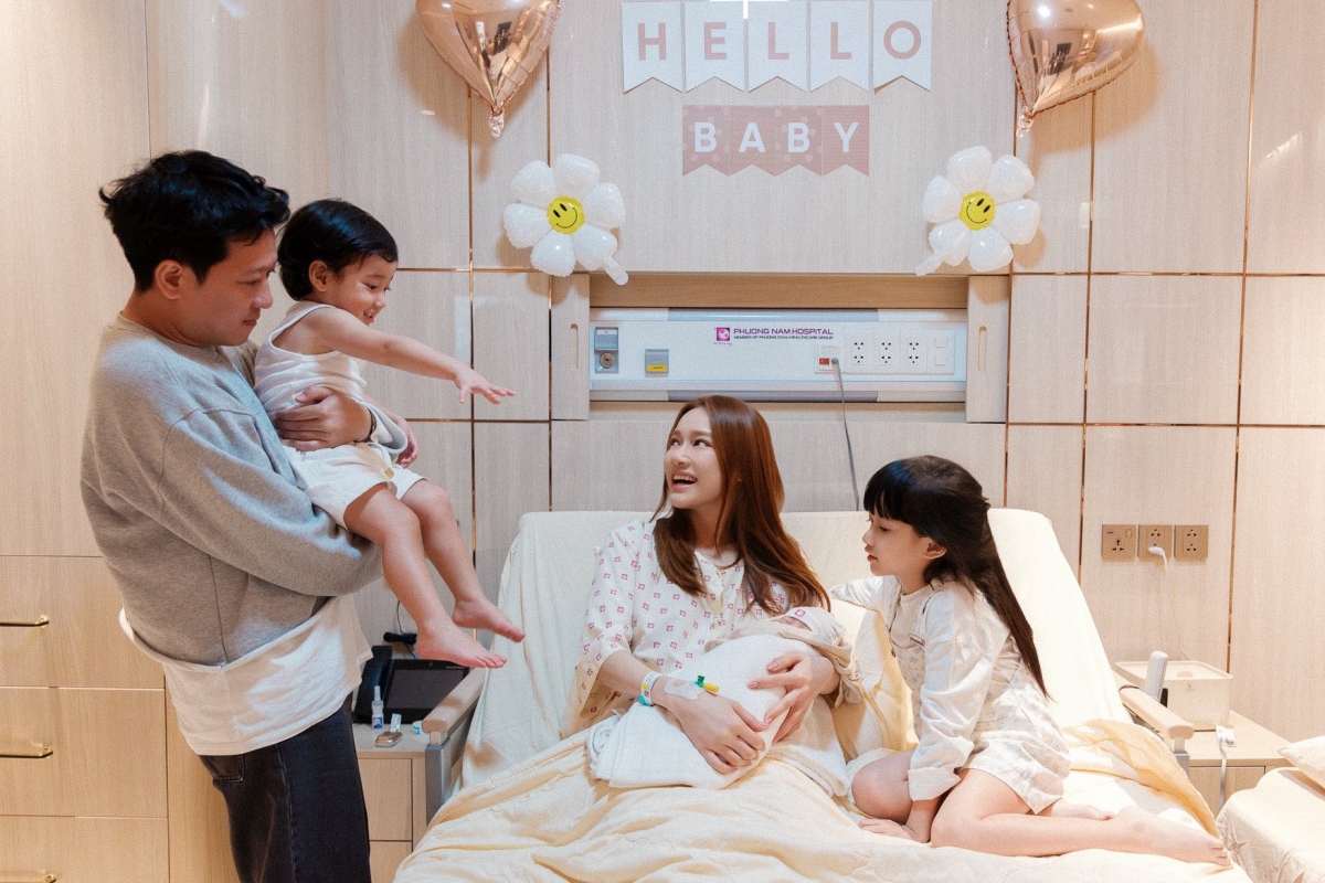 Gia đình Nhã Phương - Trường Giang chào đón con thứ ba