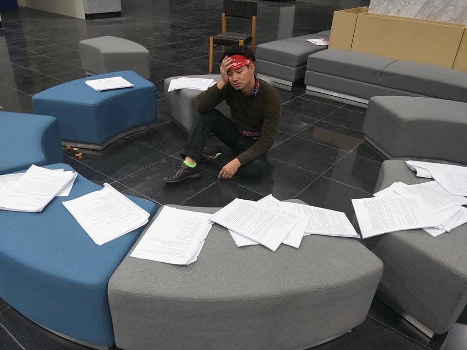 NSND Xuân Bắc khoe “tầm này ngày xưa”, khi đang bận rộn tập luyện chương trình “Gặp nhau cuối năm – Táo quân” với chú thích: “Người ta om trám, ôm dưa, om cá, om 3 cây. Em thì om Táo”.