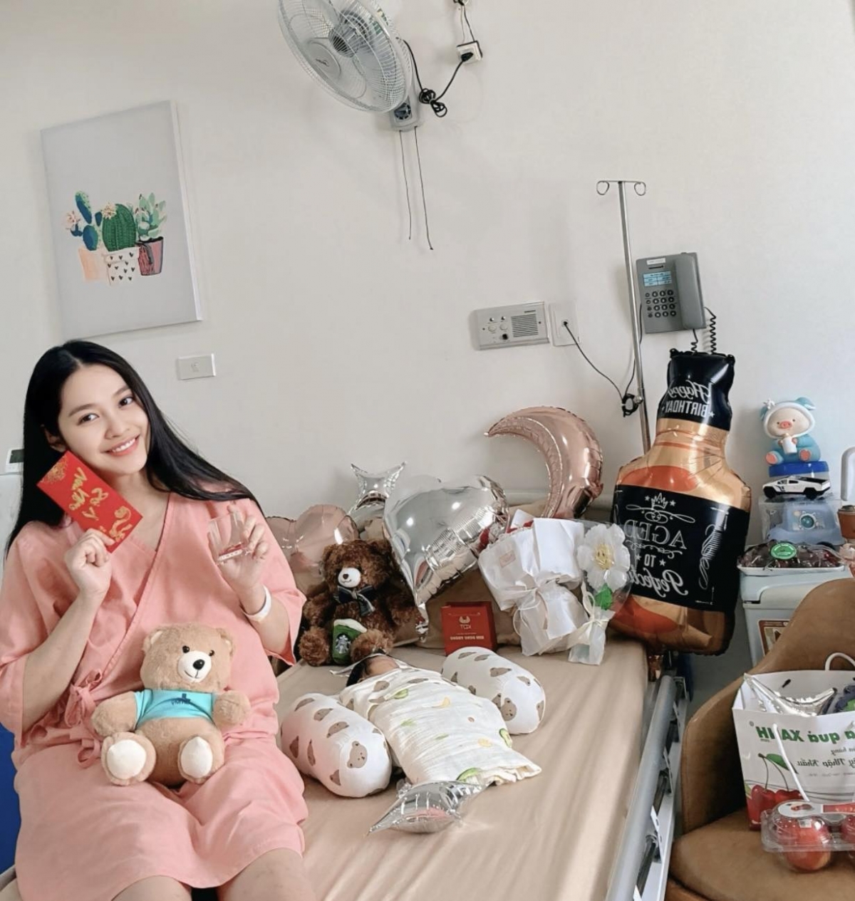 Hoa hậu Nông Thúy Hằng chia sẻ tin vui đã sinh con đầu lòng. Sức khỏe của mẹ con cô hiện ổn định. Người đẹp chia sẻ: “Trải qua một cuộc sinh nở chưa bao giờ là dễ dàng vì đó là hành trình của cả nỗi đau đớn thể chất, lo lắng tinh thần và những khoảnh khắc chỉ người trong cuộc mới thấu hiểu. Nhưng thật may mắn, trong khoảnh khắc yếu lòng nhất ấy, mình đã luôn có sự đồng hành của những người thân yêu, từ 2 bên gia đình nội ngoại cho đến những người bạn thân thiết”.