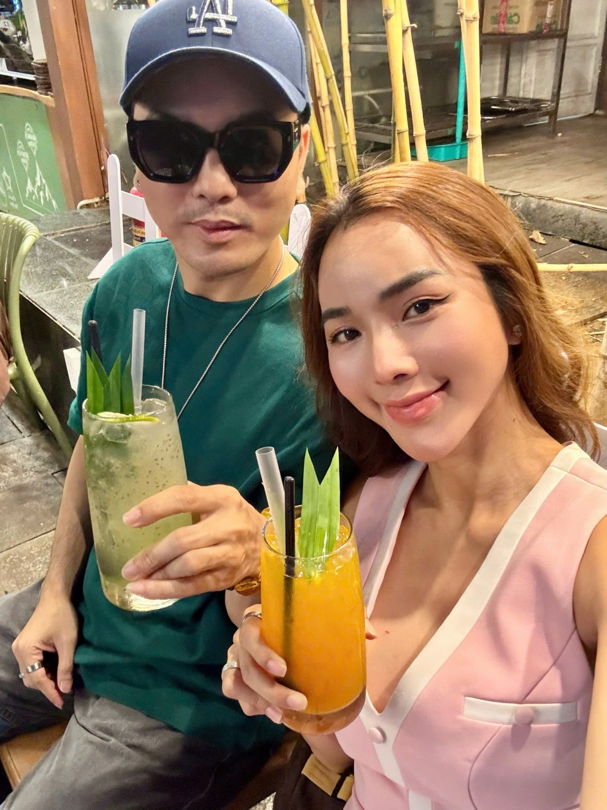 Khi vợ bị nói giống “đàn ông chuyển giới”, Ưng Hoàng Phúc nói với vợ: "Em đàn ông hay đàn bà gì cũng được cũng lỡ cưới rồi, có sao đâu, vậy cũng hỏi". Câu trả lời hóm hỉnh của Ưng Hoàng Phúc khiến không ít người bật cười.