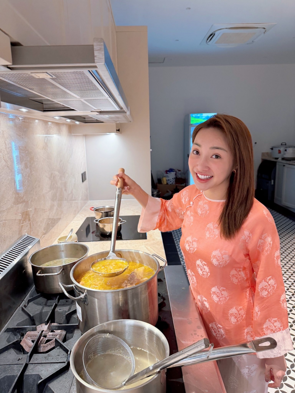 Lý Thùy Chang – bà xã diễn viên Chi Bảo tự tay vào bếp nấu đồ ăn sáng cho cả nhà vào cuối tuần.