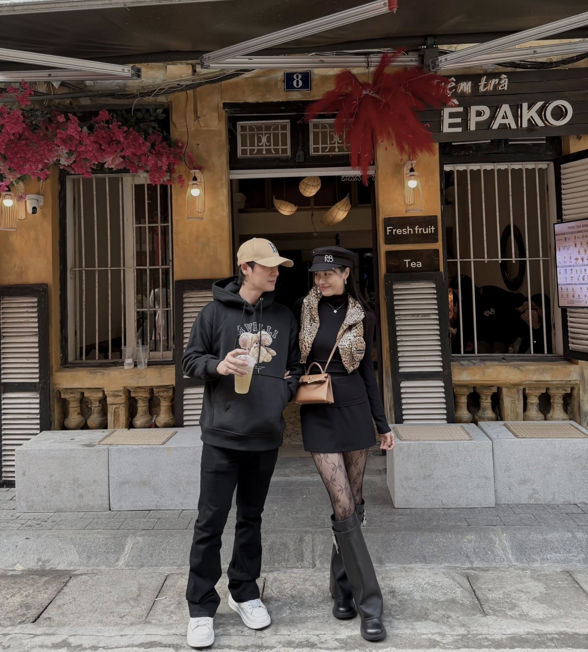 Vợ chồng ca sĩ Đăng Khôi dạo quanh phố phường Hà Nội. Cặp đôi diện đồ đồng điệu cùng tông màu. Bà xã của Đăng Khôi – Thủy Anh viết: “Hà Nội không vội được đâu”.