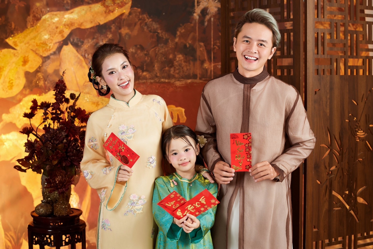 Gia đình Tú Vi – Văn Anh diện áo dài, chụp ảnh mừng Tết Nguyên đán.