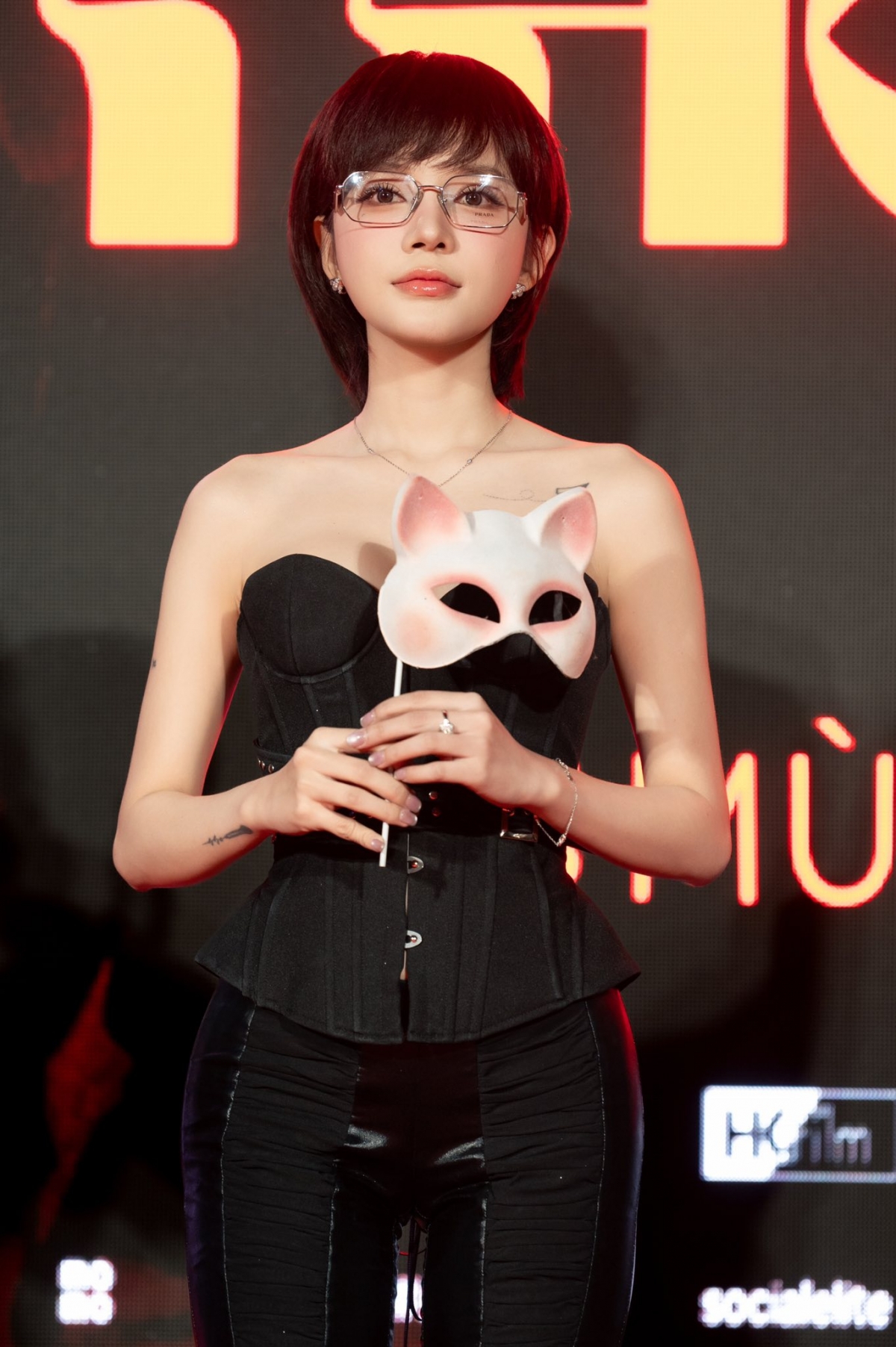 Ca sĩ LyLy nhận được sự quan tâm của khán giả khi tham gia phim “Thỏ ơi!!” của đạo diễn Trấn Thành. Thông tin này khiến nhiều người bất ngờ bởi trong lần đầu lấn sân màn ảnh rộng, nữ ca sĩ đã đảm nhận vai nữ chính trong phim Tết. Lyly vào vai chị "Bờ Vai" Hải Linh - host của một talkshow chuyện đời tư. Cô cùng các khách mời là người nổi tiếng bàn luận về quan điểm hôn nhân, tình yêu dựa trên trải nghiệm bản thân.