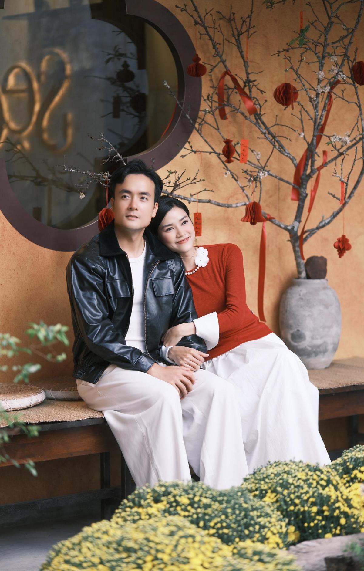 Diễn viên Anh Đào đăng ảnh tình tứ bên chồng cùng chú thích: “Chẳng mong hai chữ sang giàu. Đủ ăn đủ mặc chỉ cần có nhau”.