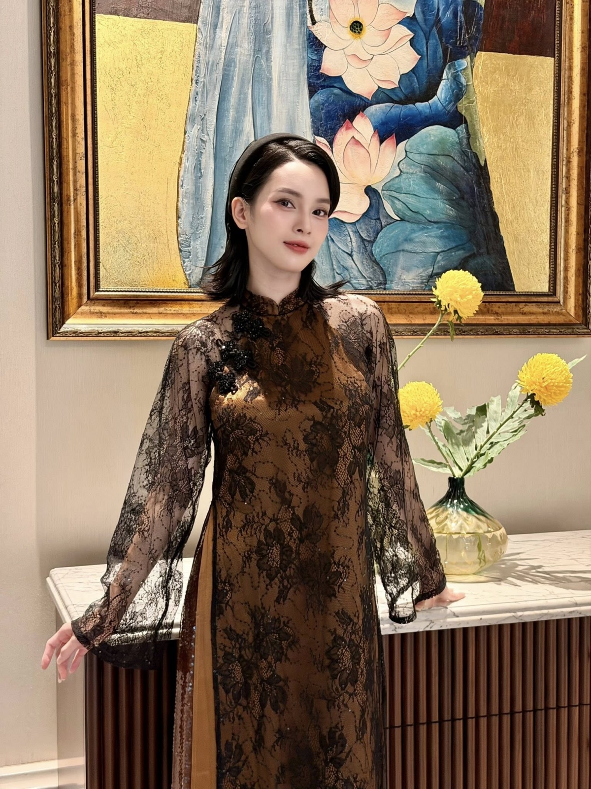 Diễn viên Quỳnh Lương chuẩn bị áo dài cho Tết Nguyên đán: “Mẹ bỉm thì quanh năm đều là Tết, rảnh ngày nào diện ngày đó chứ sợ đúng mùng có khi lại đang ru con ngủ không diện được”.