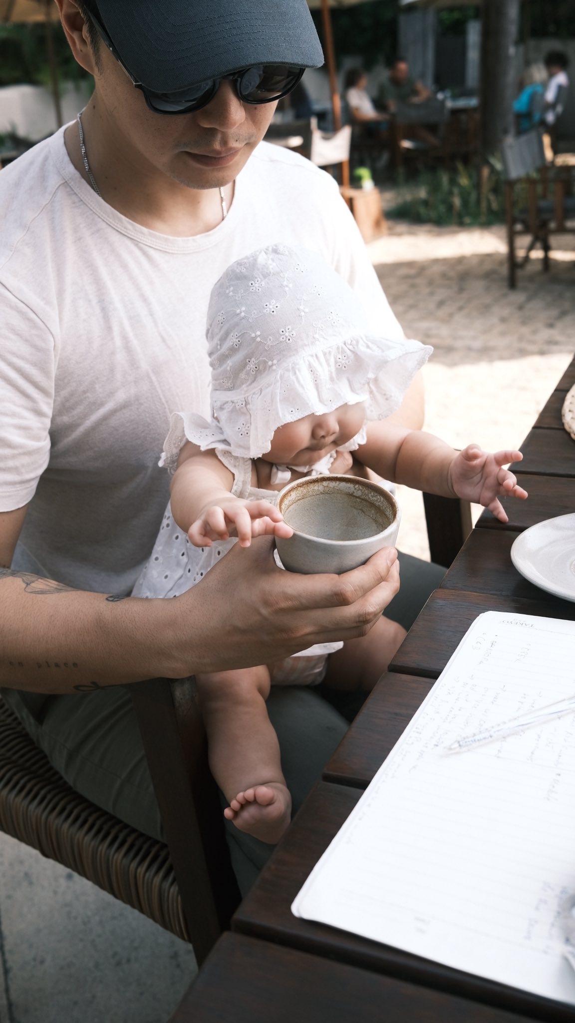 Bên dưới bài đăng, nhiều bạn bè, đồng nghiệp và khán giả dành lời khen trước vẻ đáng yêu, bụ bẫm của bé Gạo. Một số người để lại bình luận: "Bé Gạo đáng yêu vì ba Huy khéo chăm hai mẹ con"; "Trộm vía đôi má bánh bao của em Gạo cưng quá"; "Mê gia đình bé Gạo quá"; "Em bé trộm vía yêu quá, ba mẹ chăm em giỏi thật"...