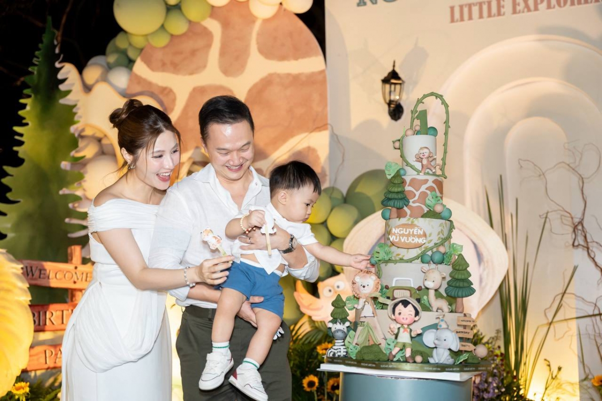 Vợ chồng Diễm My 9X tổ chức tiệc mừng sinh nhật 1 tuổi của con trai. Người đẹp bày tỏ: “Thế là em bé tròn 1 tuổi, còn mẹ thì cũng kịp thêm một tuổi mới trong cùng tháng. Hai mẹ con sinh cùng tháng nên niềm vui được nhân đôi luôn”.