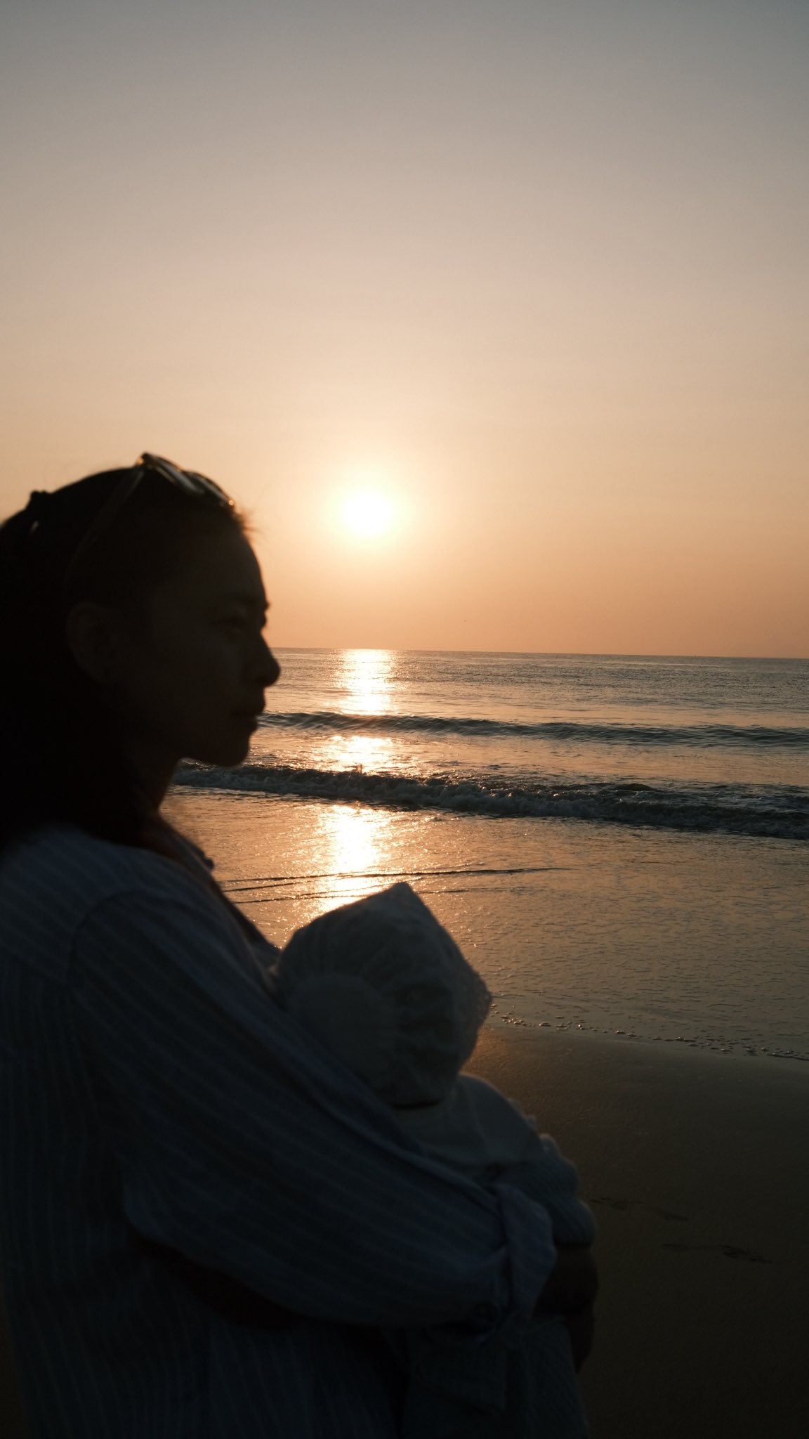 Ngô Thanh Vân sinh năm 1979, là diễn viên, nhà sản xuất phim, đạo diễn, doanh nhân. Cô gây chú ý sau thành công của phim Dòng máu anh hùng, đóng cùng Johnny Trí Nguyễn. Về sau, cô chuyển hướng sản xuất phim, có nhiều tác phẩm như Tấm Cám: Chuyện chưa kể, Cô Ba Sài Gòn, Song Lang, Hai Phượng... Ông xã Huy Trần của nữ diễn viên sinh năm 1990, sinh ra tại Đức. Anh là CEO của công ty may mặc và là sở hữu một nhà hàng nổi tiếng tại TP.HCM. 