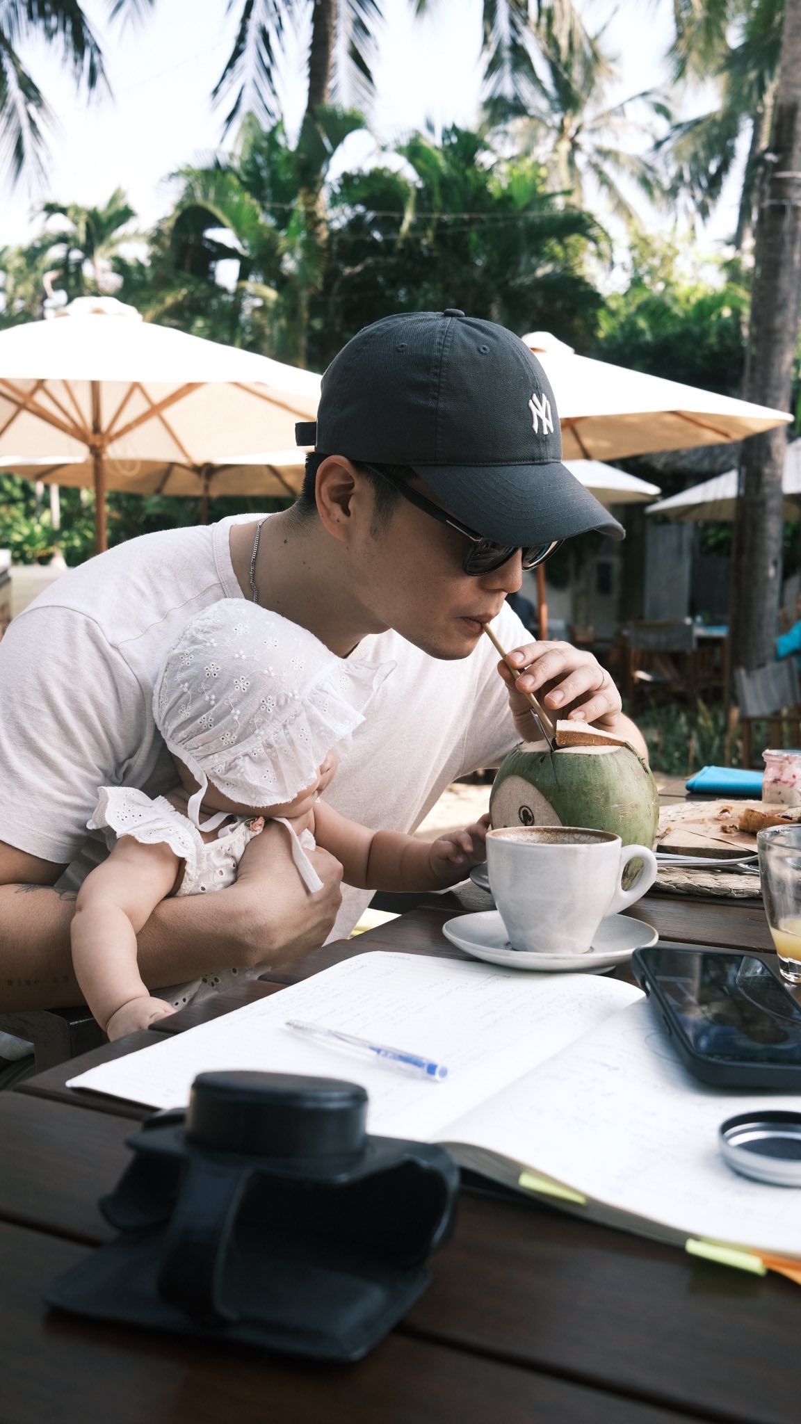 Ngô Thanh Vân chia sẻ cô bước vào hành trình làm mẹ với nhiều cung bậc cảm xúc mới mẻ. Người đẹp thú nhận cô và ông xã đều bỡ ngỡ, lúng túng, có những lúc không biết phải xử lý như thế nào khi chăm con. Nữ diễn viên biết ơn chồng luôn ở bên động viên, hỗ trợ cô hết mình trong việc chăm sóc con gái. Theo Ngô Thanh Vân, ông xã xứng đáng là "ông bố của năm".