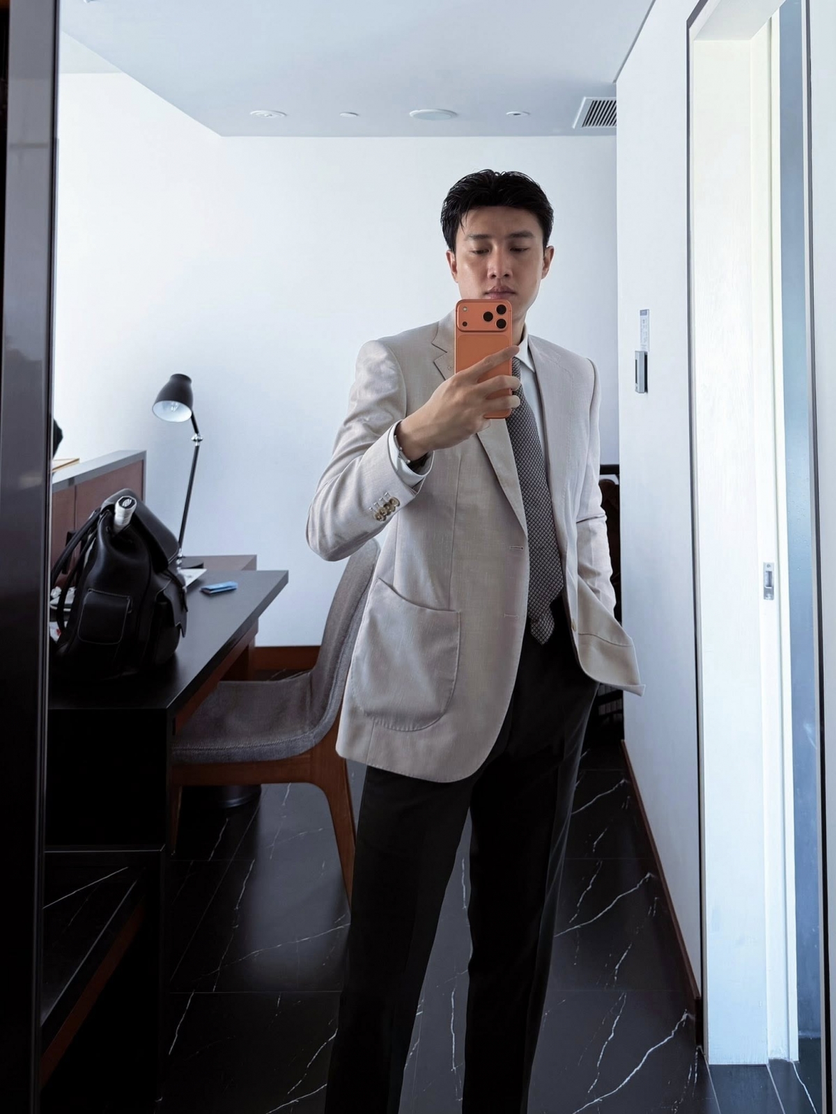 Diễn viên Quốc Trường mặc vest bảnh bao đi làm. Khán giả dành nhiều lời khen cho phong thái tự tin cùng sự nam tính của nam diễn viên.