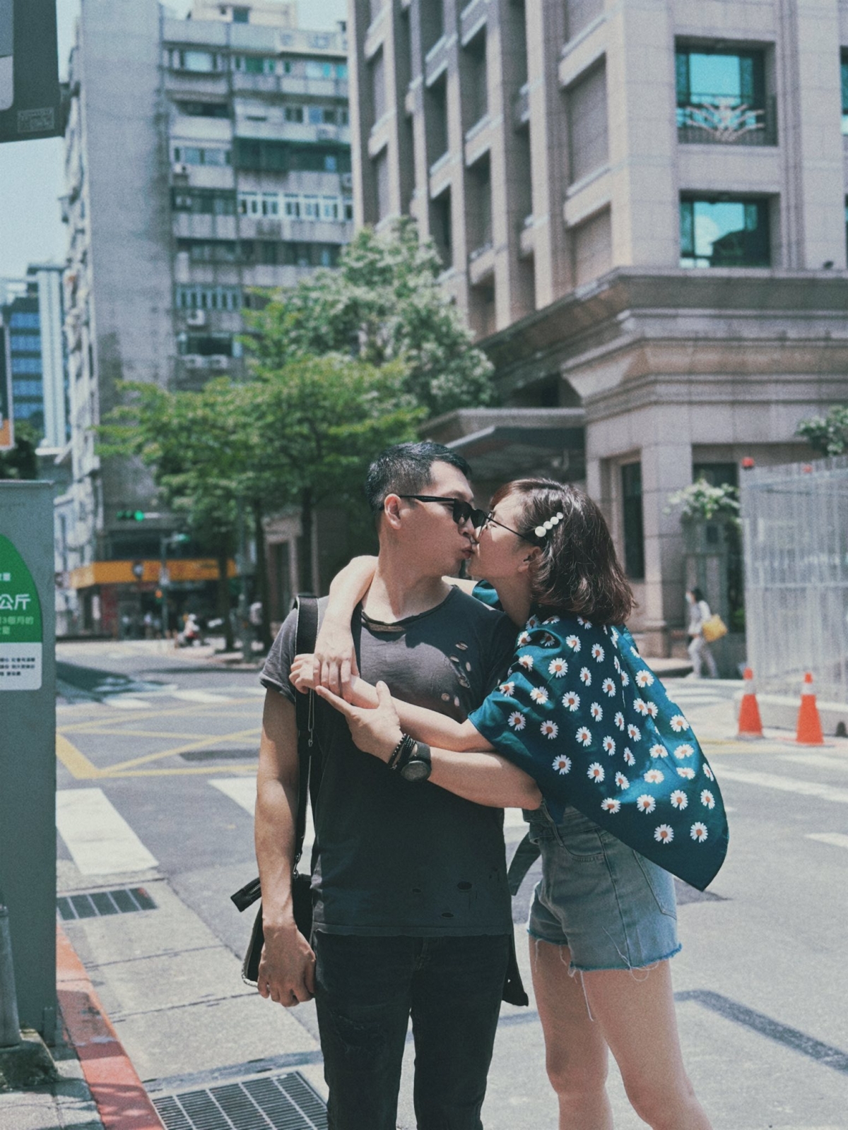 Diễn viên Hương Giang chia sẻ loạt ảnh ghi lại những khoảnh khắc tình tứ bên ông xã hơn 11 tuổi. Hương Giang bày tỏ: "Người ta hay ngưỡng mộ bình yên nhưng bình yên không tự nhiên mà có. Nó là kết quả của rất nhiều lần chọn ở lại, chọn thấu hiểu, và chọn nhau dù có mệt".