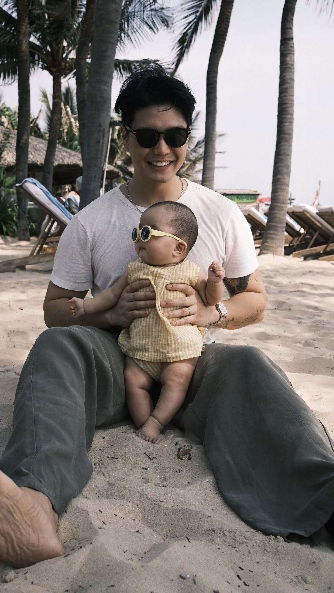 Huy Trần chia sẻ những hình ảnh đi biển cùng bà xã Ngô Thanh Vân và bé Gạo - con gái gần 6 tháng tuổi. "Bên hai cục cưng này, trái tim lại rung động như lần đầu yêu. Tôi quá may mắn", anh viết trên trang cá nhân. Đây là lần hiếm hoi hai vợ chồng đăng ảnh để lộ phần lớn gương mặt bé Gạo. Trước đây, cặp đôi chỉ hé lộ một phần gương mặt con gái.