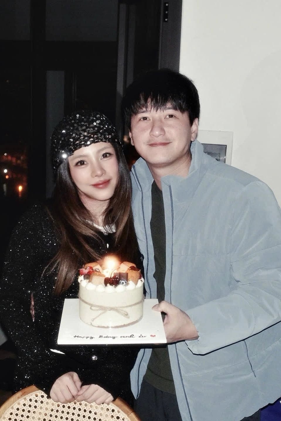 Huỳnh Anh đón sinh nhật bên bà xã Bạch Lan Phương. “Yêu của em, sinh nhật vui vẻ nha. Yêu anh”, vợ của nam diễn viên nhắn nhủ.