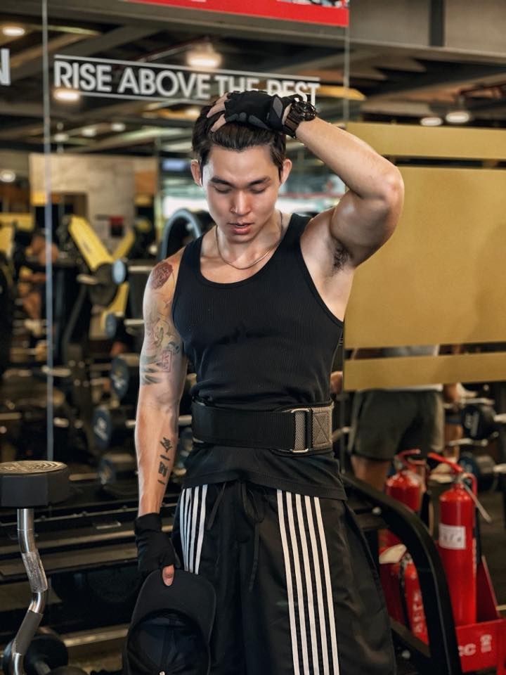 Jun Phạm khoe hình thể săn chắc. Nam ca sĩ thường xuyên rèn luyện chăm chỉ và duy trì chế độ ăn uống lành mạnh.