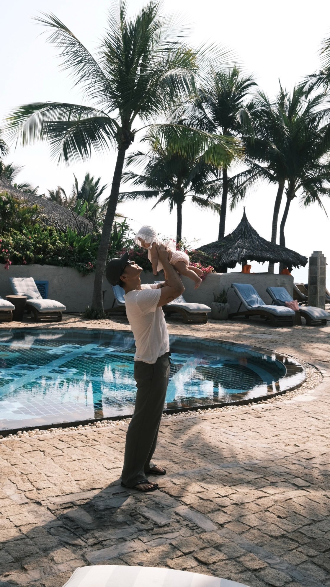 Ngô Thanh Vân kết hôn với Huy Trần vào năm 2022. Sau khi cưới, cô khao khát có con nhưng từng trải qua nhiều lần thất bại trong hành trình tìm kiếm thiên chức làm mẹ. Tháng 5/2025, Ngô Thanh Vân hạnh phúc chia sẻ thông tin mang thai con đầu lòng. Trong thai kỳ, người đẹp gặp nhiều vấn đề sức khỏe như ứ mật, tiểu đường, đa nhân xơ, dị ứng thực phẩm. Cô được bác sĩ nhận xét giữ thai và sinh con một cách ngoạn mục. 