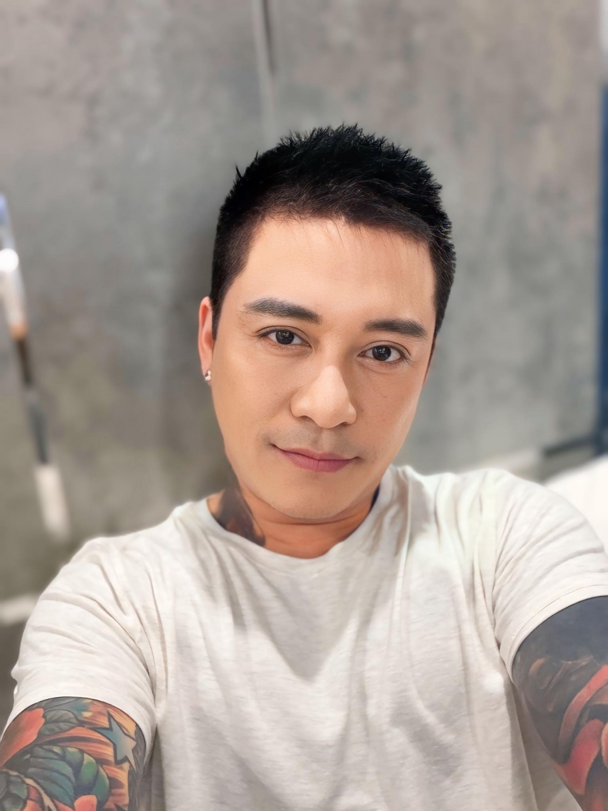 Ca sĩ Tuấn Hưng đăng ảnh selfie kèm chú thích: “Đã lâu rồi mới đăng một cái ảnh để tự nhắn nhủ bản thân những điều mình mong muốn. Cảm xúc với một người nhạy cảm thật khó để kiểm soát và mình vẫn đang từng ngày lấy lại từ giọng hát đến ngoại hình”.