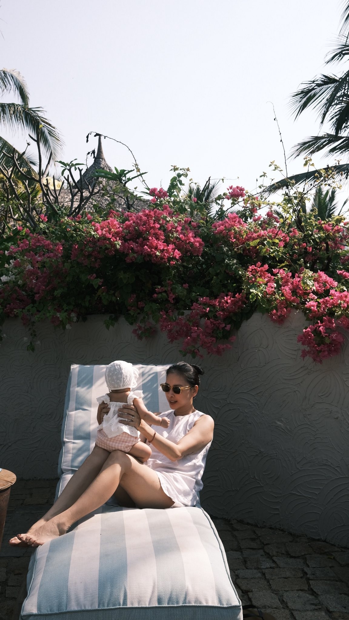 Tháng 8/2025, Ngô Thanh Vân hạ sinh con gái đầu lòng ở tuổi 46, đặt tên thân mật là Gạo. Cô bày tỏ: "Cảm ơn Thượng Đế, cảm ơn vũ trụ vì món quà tuyệt vời nhất. Con đã chào đời an toàn, khỏe mạnh. Từ hôm nay, thế giới của ba mẹ đã có thêm một nhịp tim mang tên Gạo".