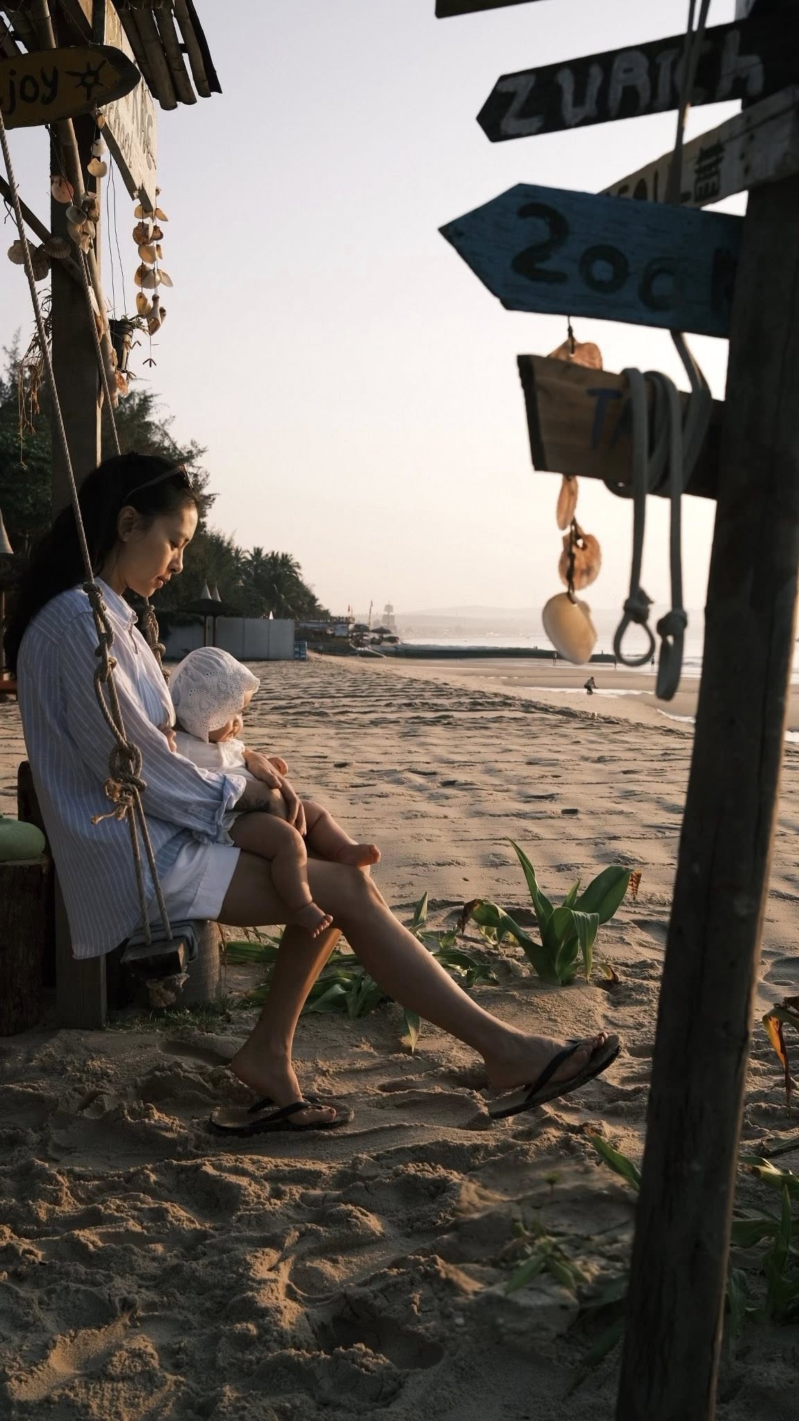 Ngô Thanh Vân và ông xã Huy Trần lựa chọn trang phục đơn giản, năng động trong chuyến du lịch.