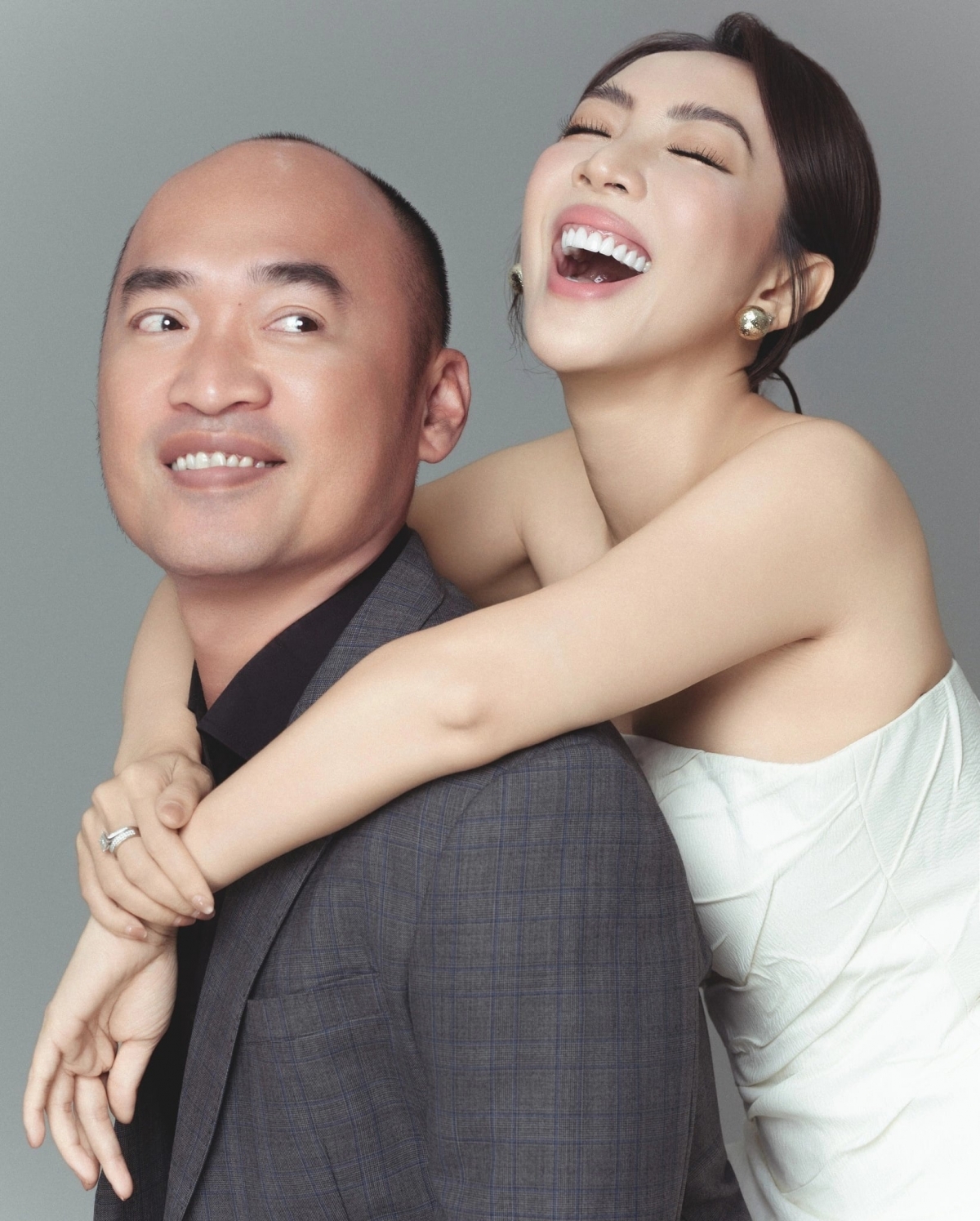 Diễn viên Tiến Luật đăng ảnh với bà xã Thu Trang, nhắc cô chỉ còn vài ngày nữa là đến dịp kỷ niệm đám cưới của họ.