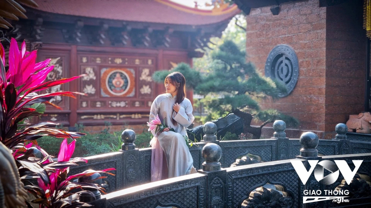 Chấp nhận đi xa để có bộ ảnh ưng ý, bạn N. P. Thảo, đang sinh sống tại phường Đống Đa chia sẻ: “Nếu chụp tại các địa điểm như Văn Miếu, Hồ Gươm thì sẽ rất khó chụp được ảnh đẹp nên mình chịu khó đi xa hơn một chút, tìm đến địa điểm mới này để chụp ảnh áo dài Tết. Chùa rất đẹp, có nhiều góc, kiến trúc cổ kính, đặc biệt rất phù hợp với áo dài truyền thống. Mình nghĩ đây là nơi mọi người nên thử ghé trong chuyến du xuân đầu năm”.