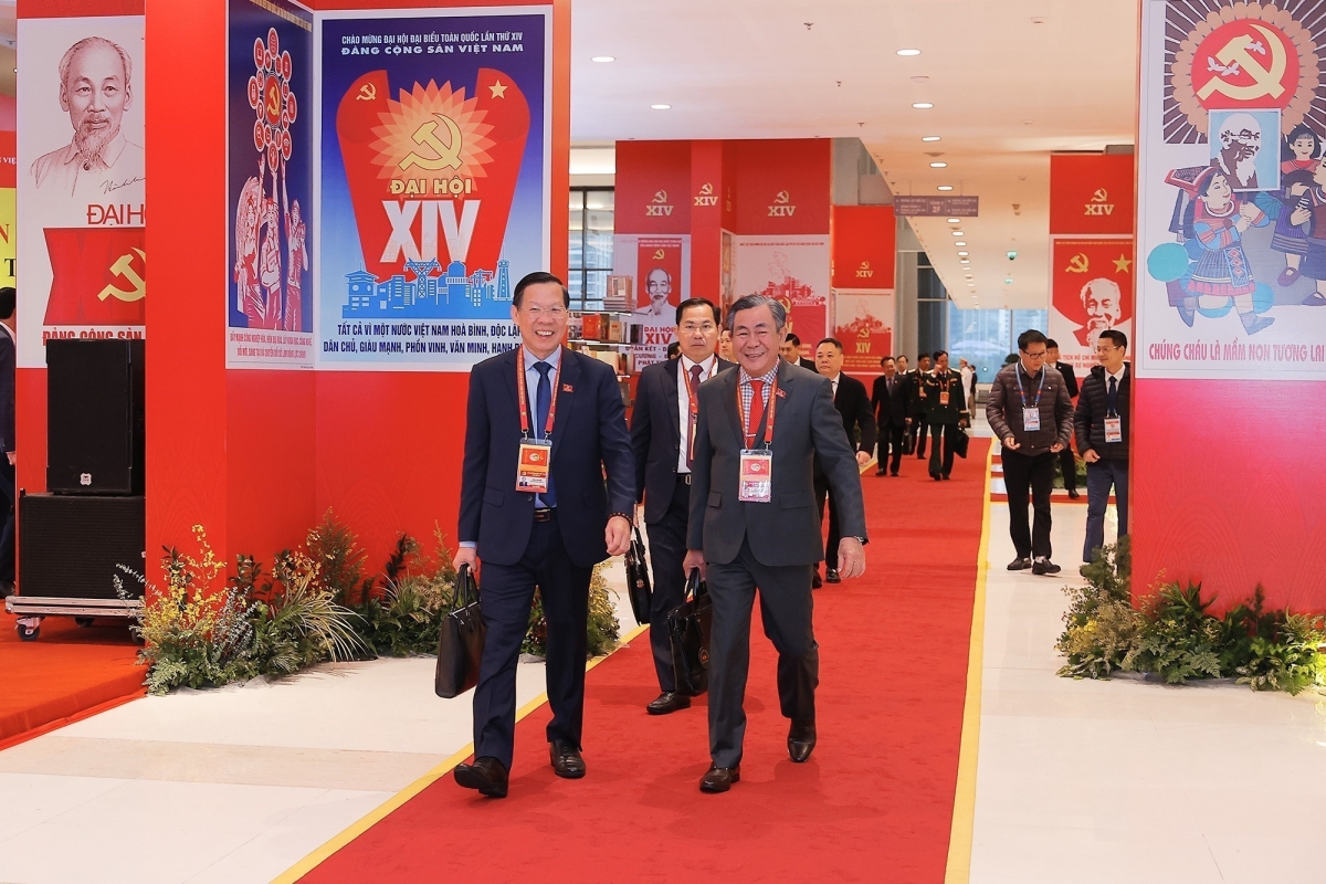 Chủ nhiệm Ủy ban Kinh tế và Tài chính của Quốc hội Phan Văn Mãi (bên trái).