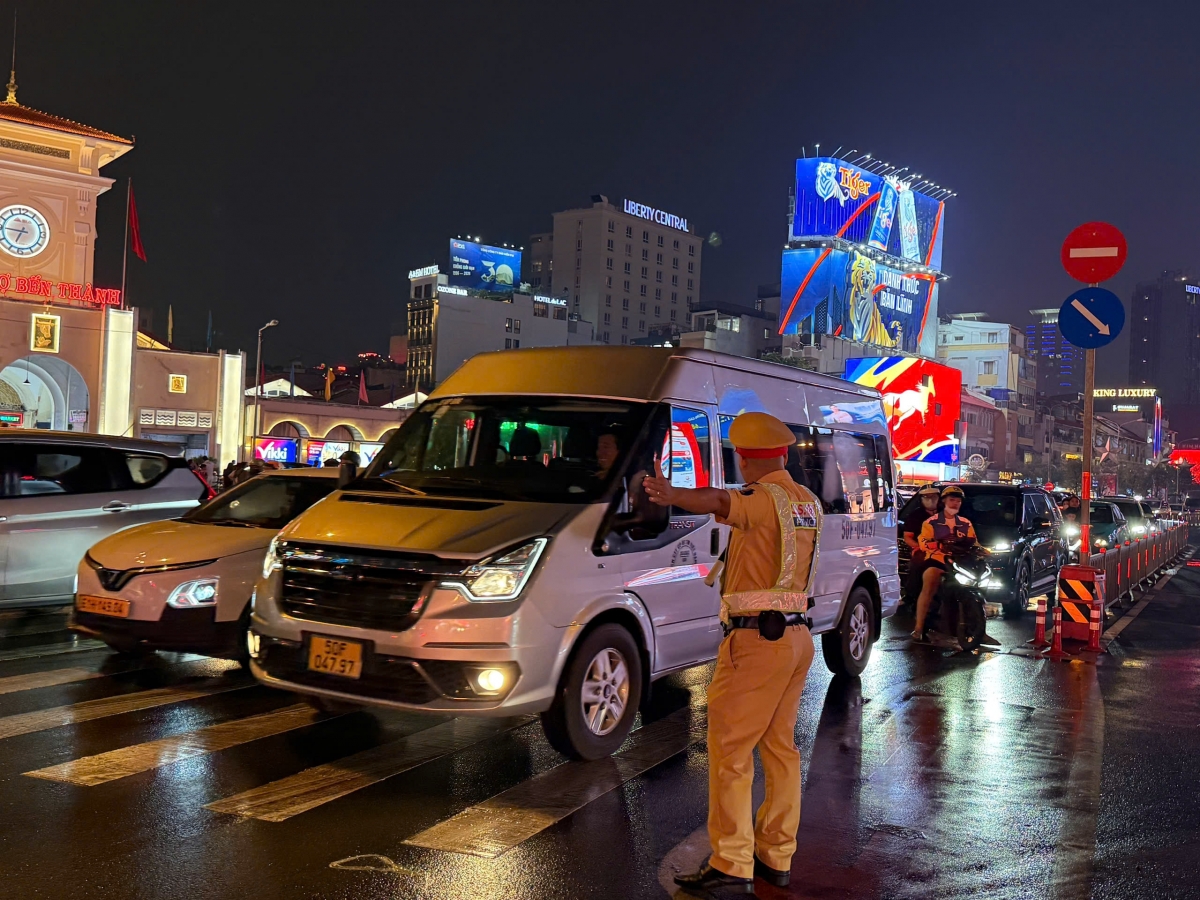 Dịp cận Tết Bính Ngọ, nhu cầu đi lại, vận chuyển hàng hóa của người đang tăng cao. (Ảnh: PC08)